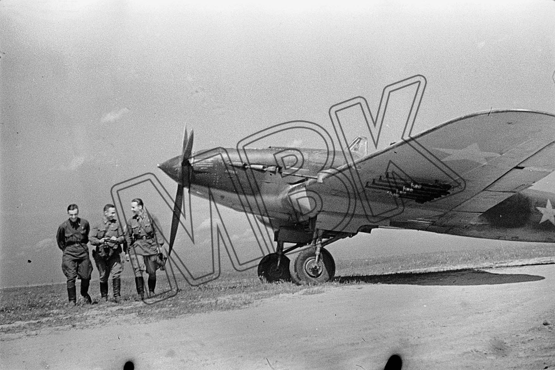 Fotografie: Sowjetische Piloten, Westfront, August 1942 (Museum Berlin-Karlshorst RR-P)