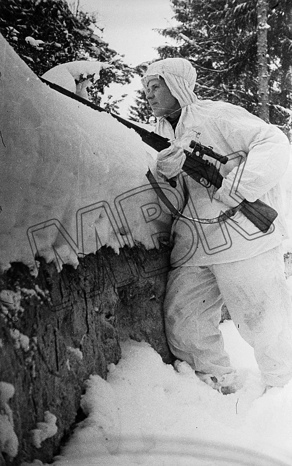 Fotografie: Sowjetischer Scharfschütze in seiner Stellung, Februar 1942 (Museum Berlin-Karlshorst RR-P)