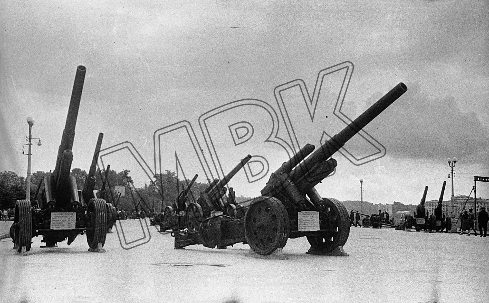 Fotografie: Präsentation deutscher Beutewaffen, Moskau, Juli 1943 (Museum Berlin-Karlshorst RR-P)