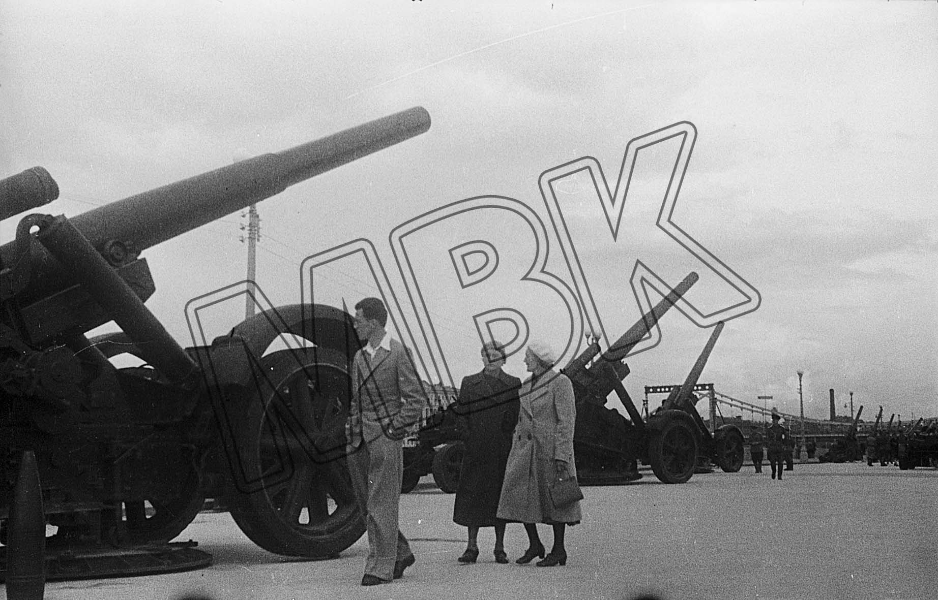 Fotografie: Präsentation deutscher Beutewaffen, Moskau, Juli 1943 (Museum Berlin-Karlshorst RR-P)