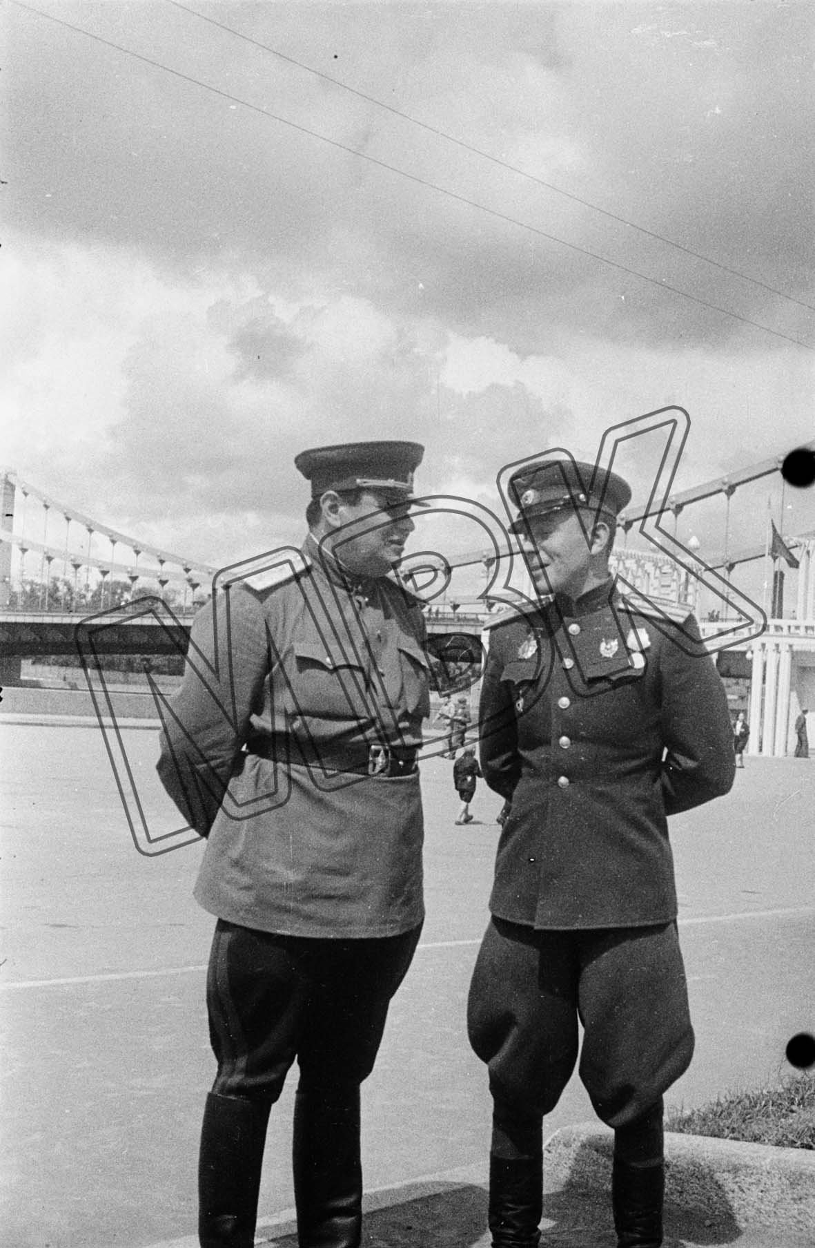 Fotografie: Stalins Sohn Vasilij (rechts), Moskau, 1944 (Museum Berlin-Karlshorst RR-P)