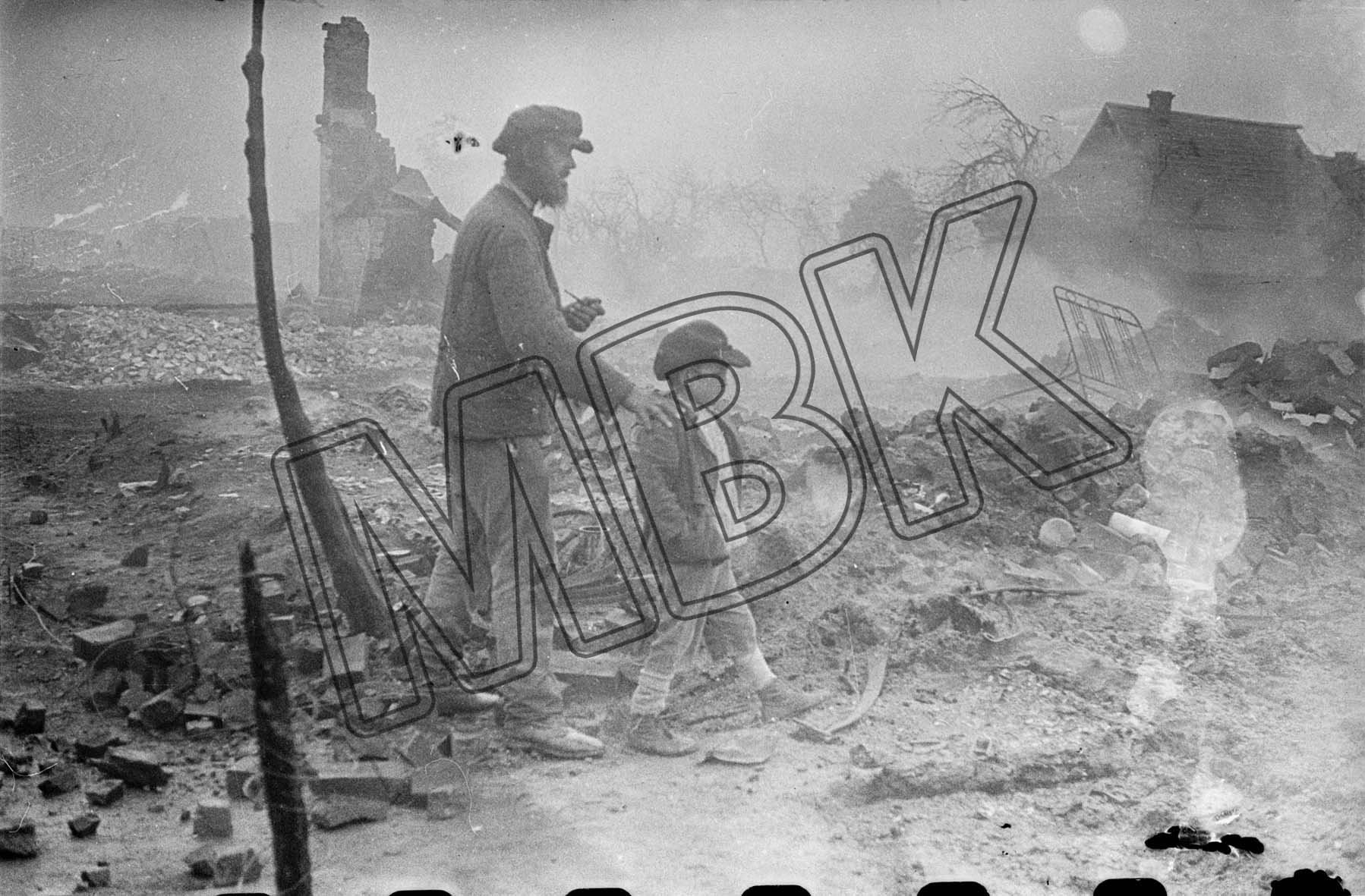 Fotografie: Zerstörungen im Dorf Uljanovo, vermutlich Gebiet Kaluga, Juli 1943 (Museum Berlin-Karlshorst RR-P)