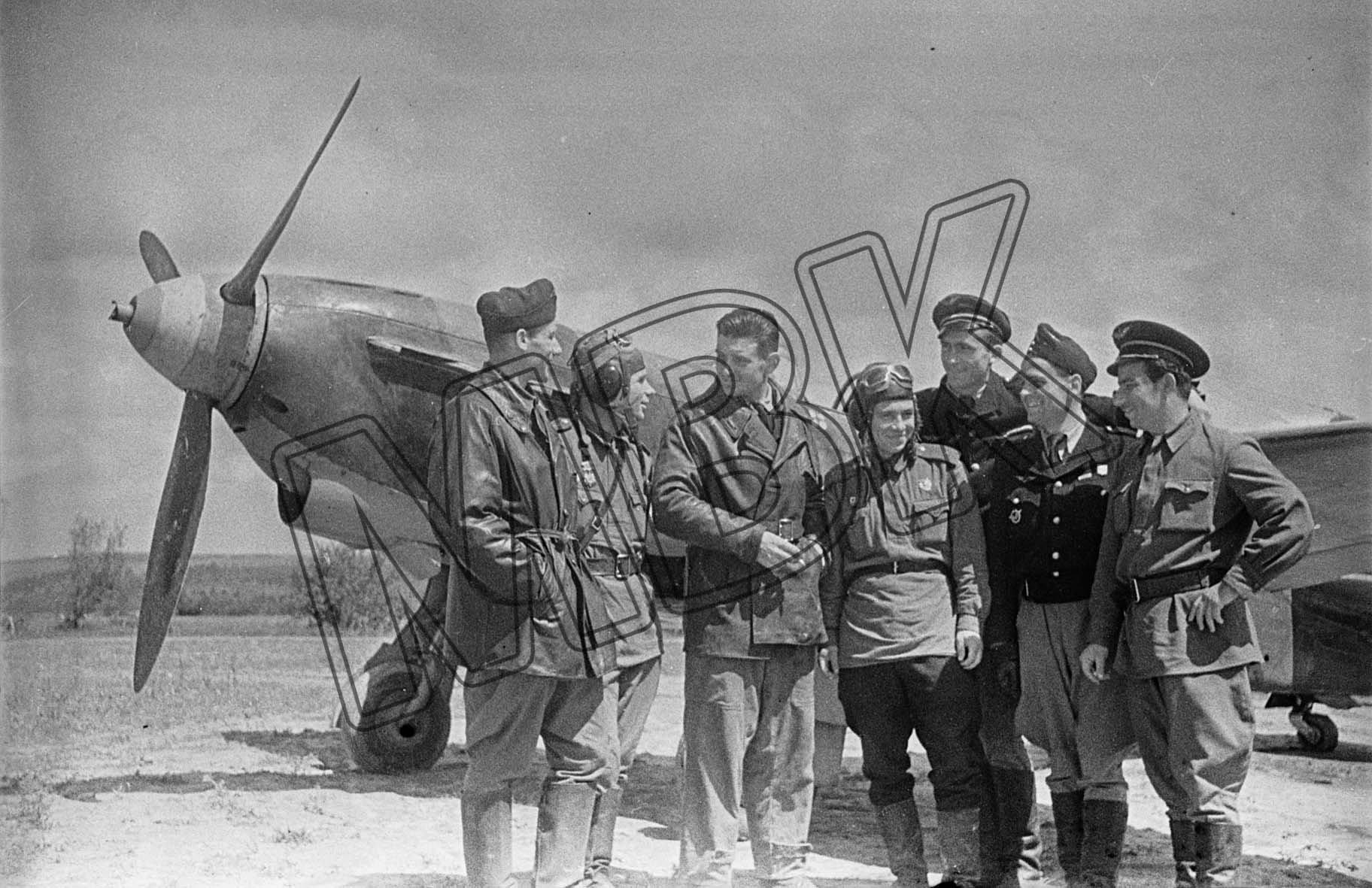 Fotografie: Sowjetische und französische Flieger, Westfront, 17. Juni 1943 (Museum Berlin-Karlshorst RR-P)