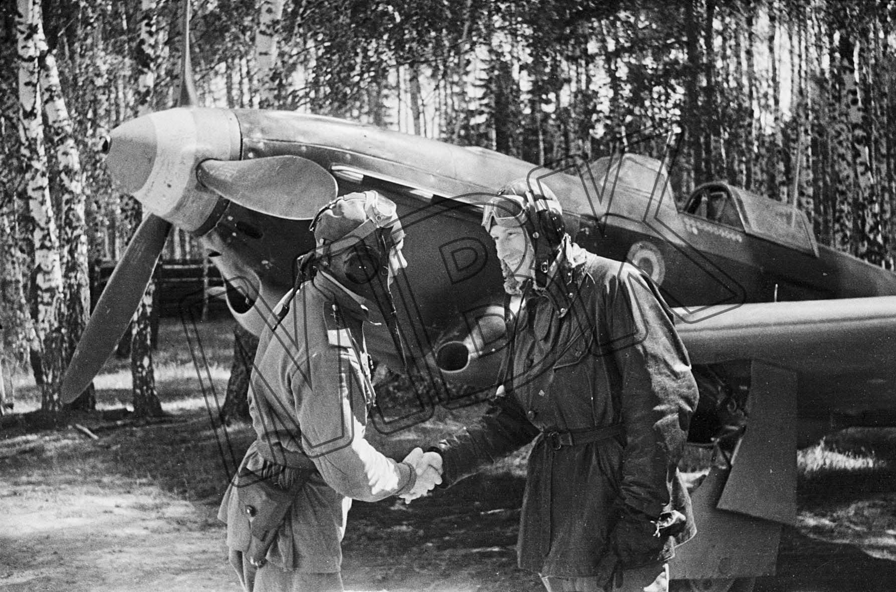 Fotografie: Sowjetischer und französischer Pilot, 17. Juni 1943 (Museum Berlin-Karlshorst RR-P)
