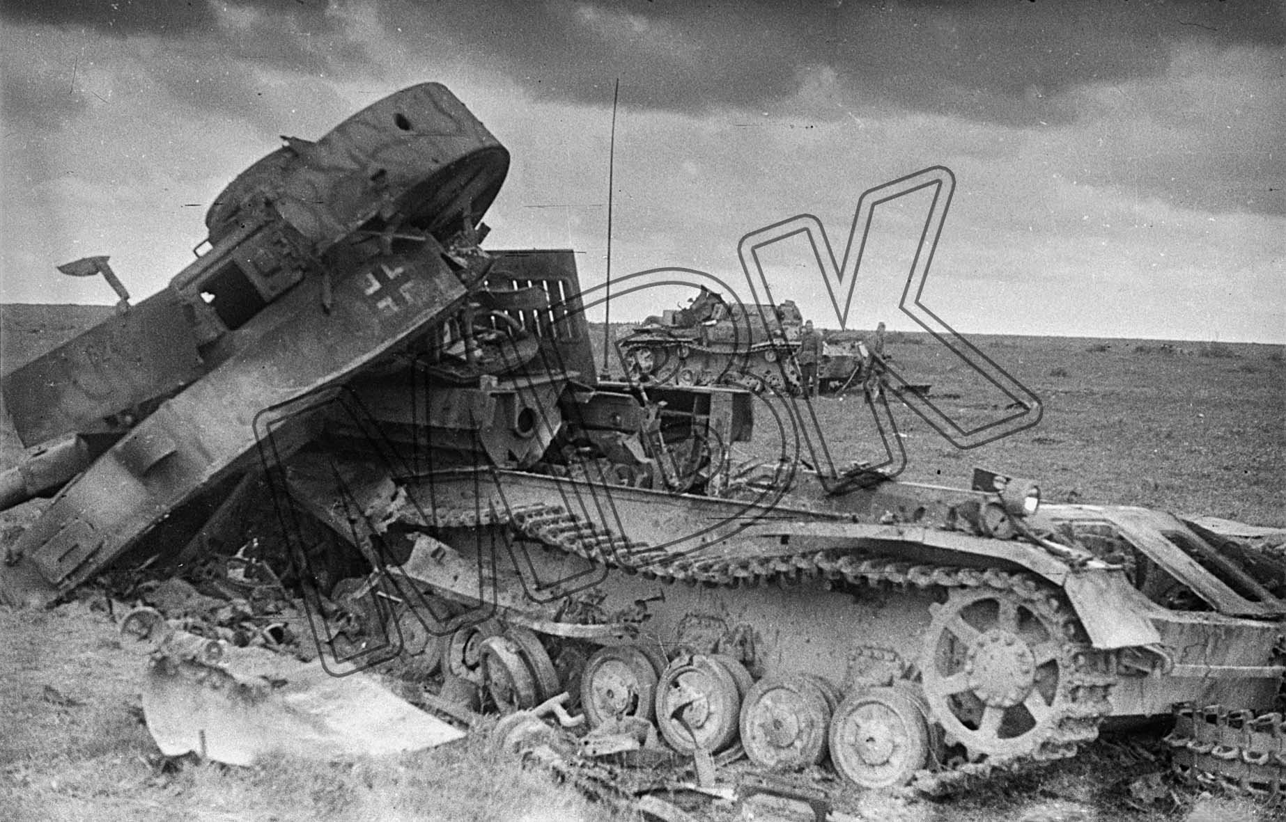 Fotografie: In den Kämpfen im Kursker Bogen zerstörte deutsche Panzer, Sommer 1943 (Museum Berlin-Karlshorst RR-P)