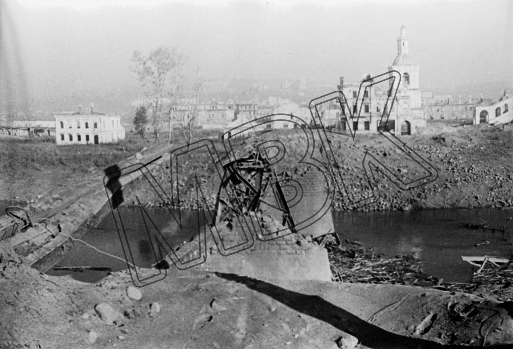 Fotografie: Zerstörte Brücke über den Dnepr in Smolensk, 25. September 1943 (Museum Berlin-Karlshorst RR-P)