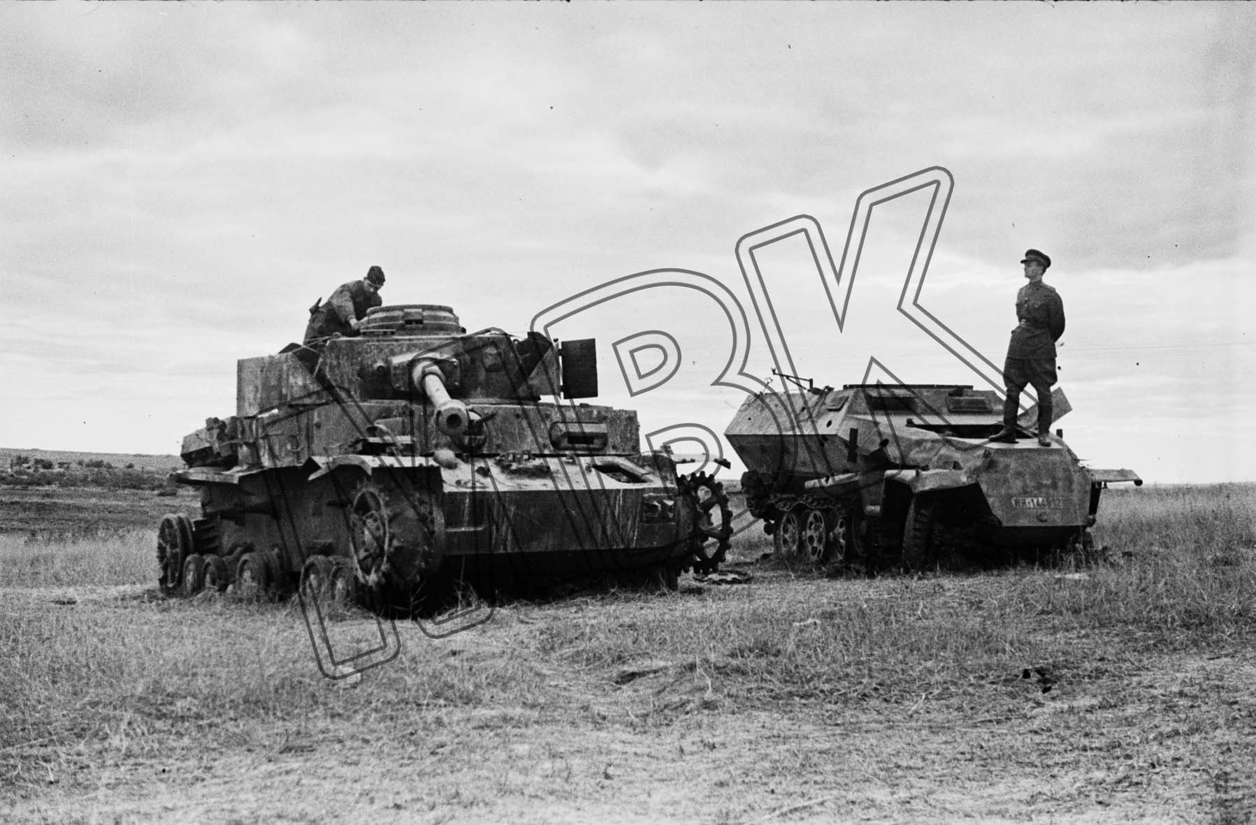 Fotografie: Zerstörte deutsche Panzer bei Smolensk, Westfront, September 1943 (Museum Berlin-Karlshorst RR-P)