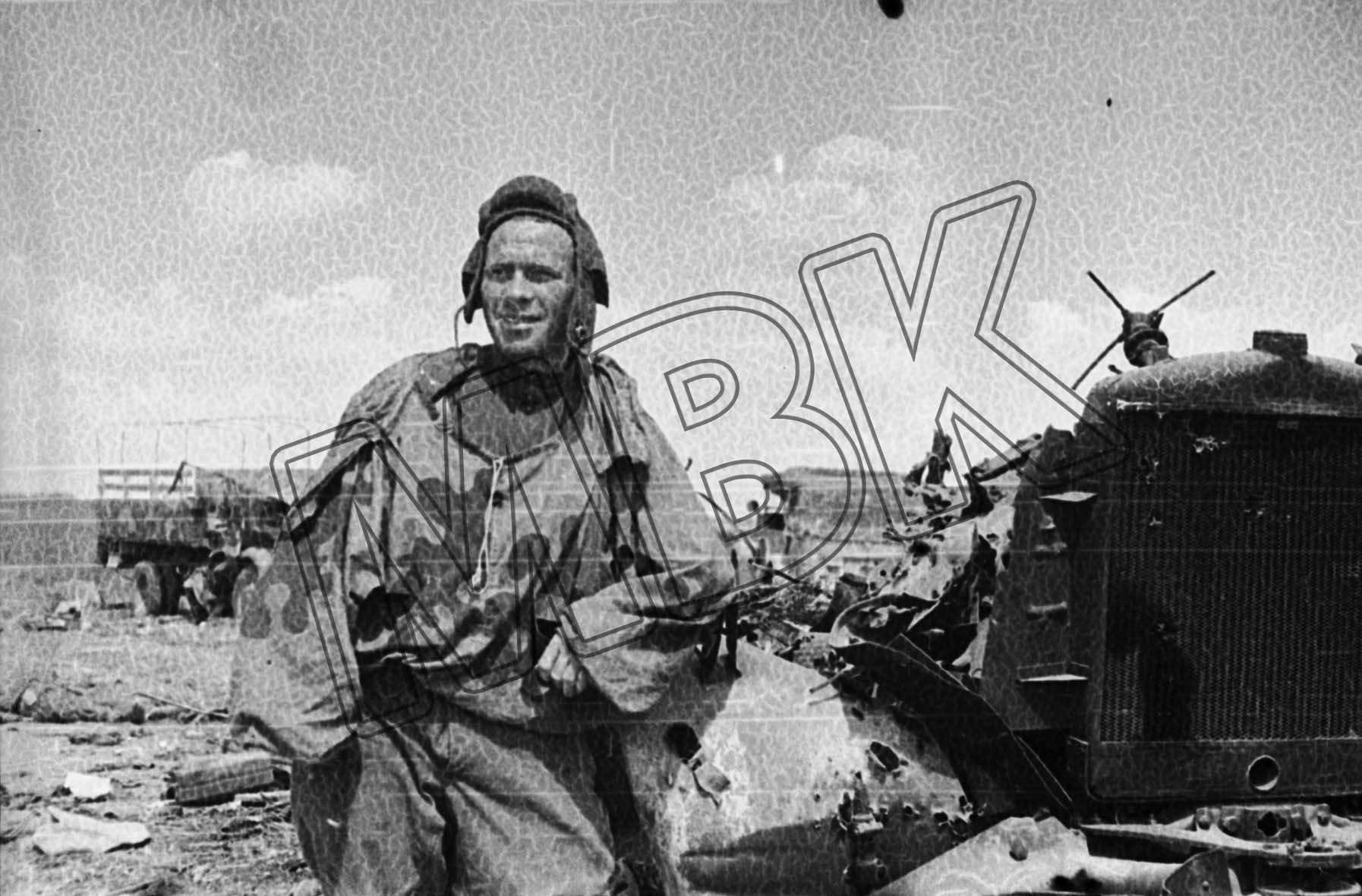 Fotografie: Sowjetischer Panzerkommandeur, 3. Belorussische Front, Ende Juli 1944 (Museum Berlin-Karlshorst RR-P)