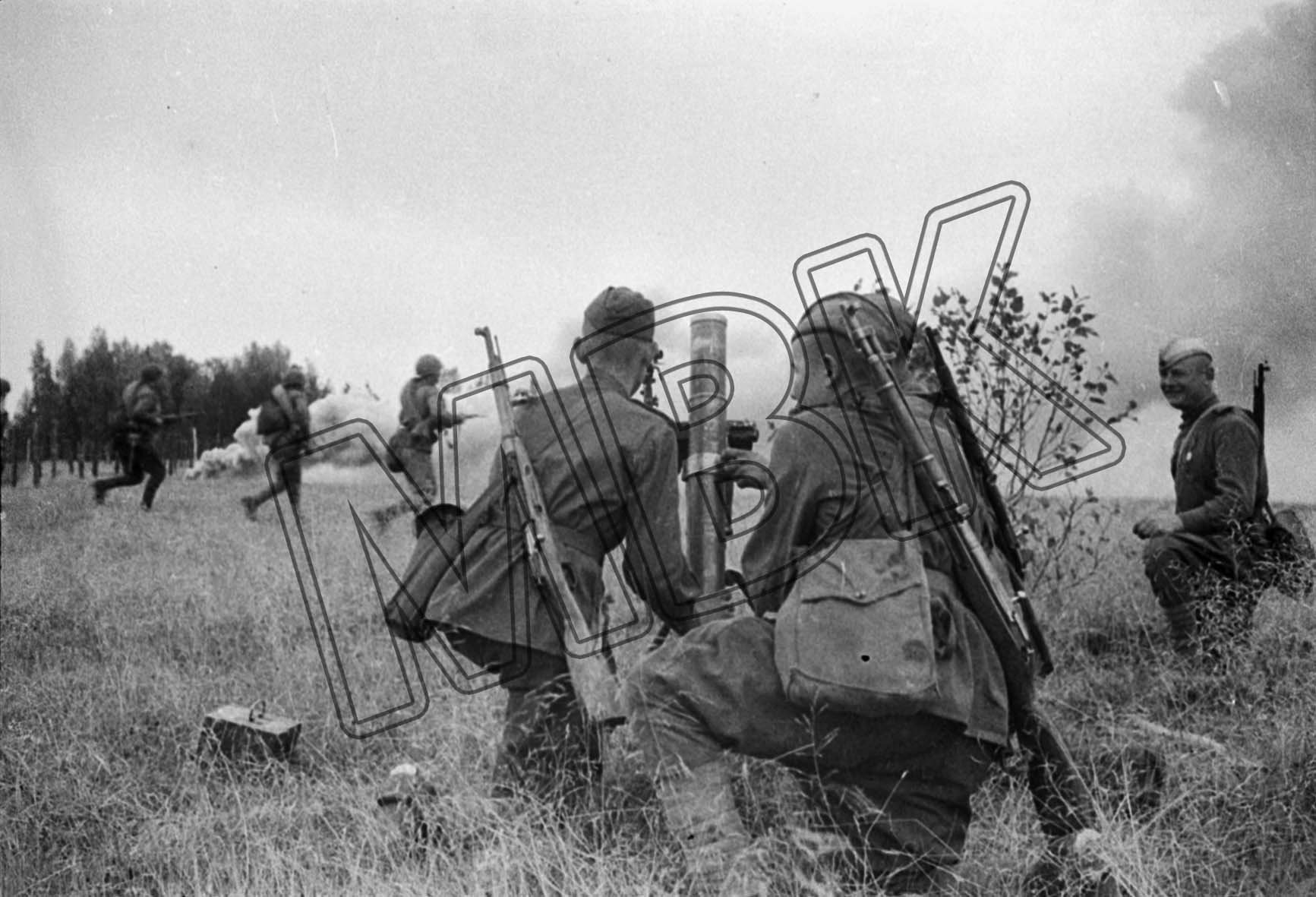 Fotografie: Angriff sowjetischer Truppen, 3. Belorussische Front, Juli 1944 (Museum Berlin-Karlshorst RR-P)