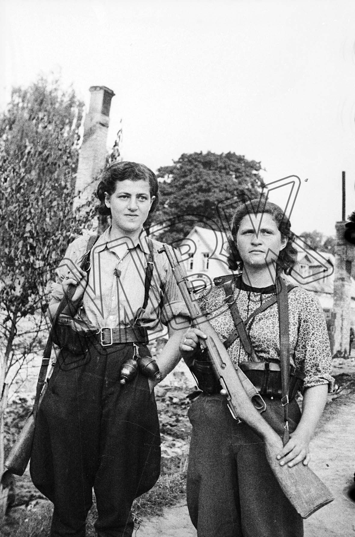 Fotografie: Litauische Partisaninnen, Vilnius, 11. Juli 1944 (Museum Berlin-Karlshorst RR-P)