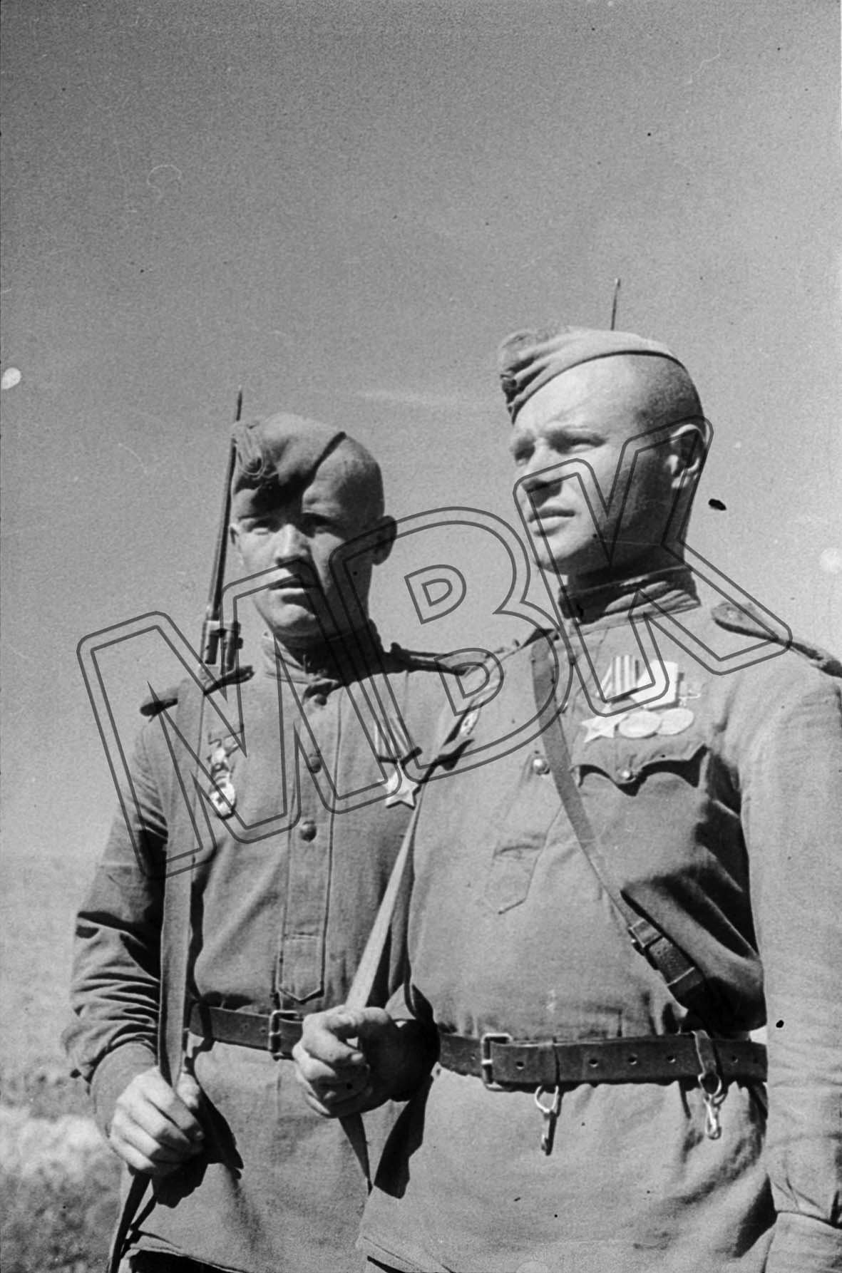 Fotografie: Die Gardesergeanten Iwan Schulgin Iwan Schulgin und Nikolaj Below mit Auszeichnungen, August 1944 (Museum Berlin-Karlshorst RR-P)