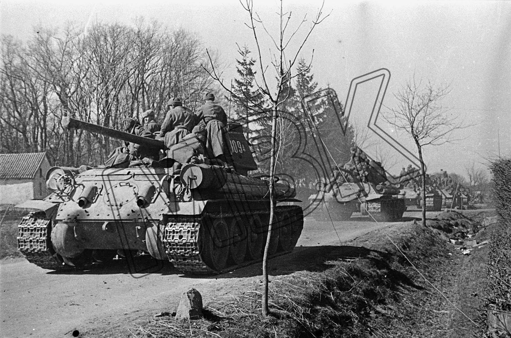 Sowjetische Panzerkolonne auf dem Vormarsch, Ostpreußen, vermutlich Dezember 1944 (Museum Berlin-Karlshorst RR-P)