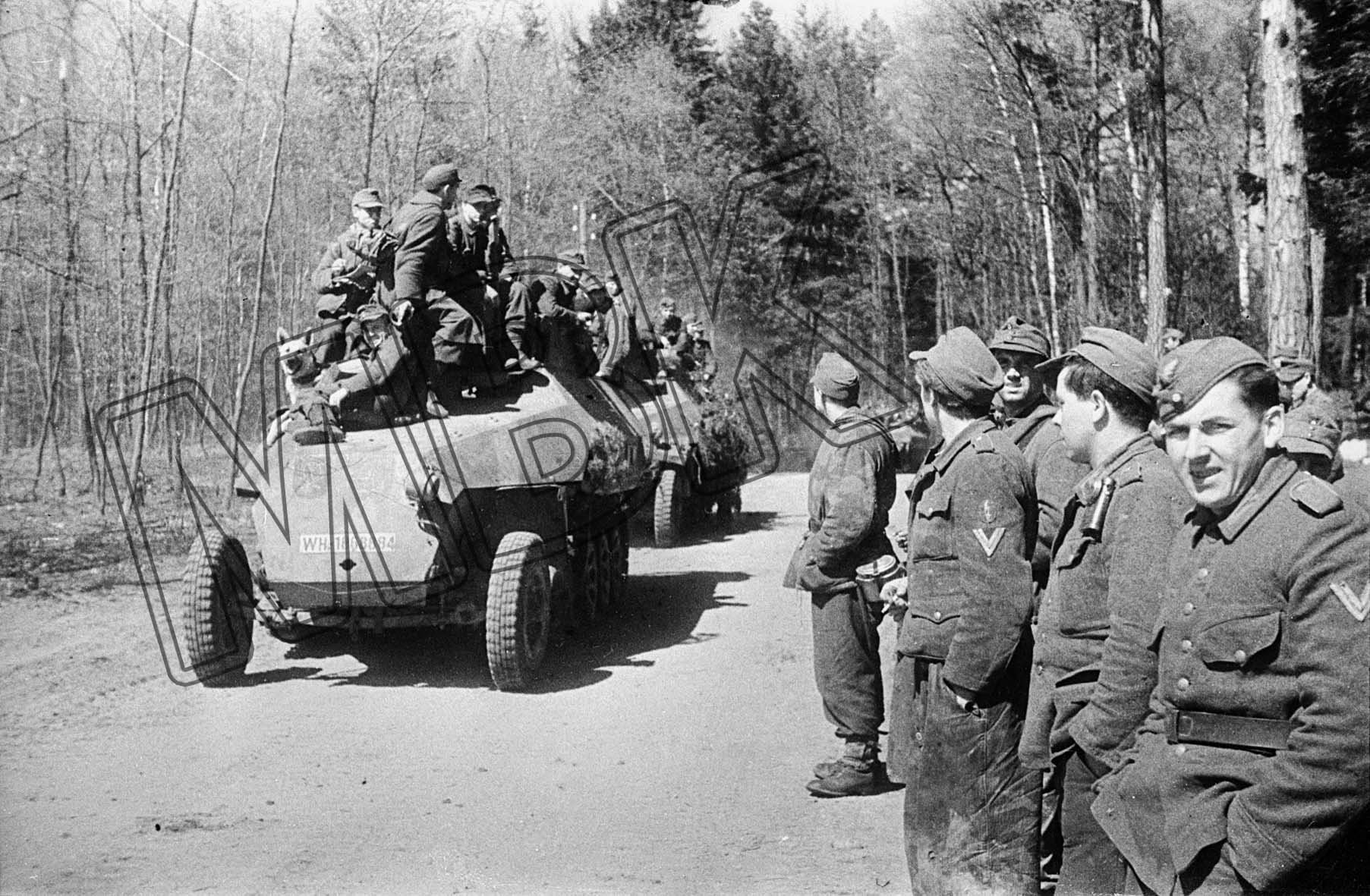 Fotografie: Deutsche Panzerfahrzeuge samt Mannschaften nach der Kapitulation, Ostpreußen, 9. Mai 1945 (Museum Berlin-Karlshorst RR-P)