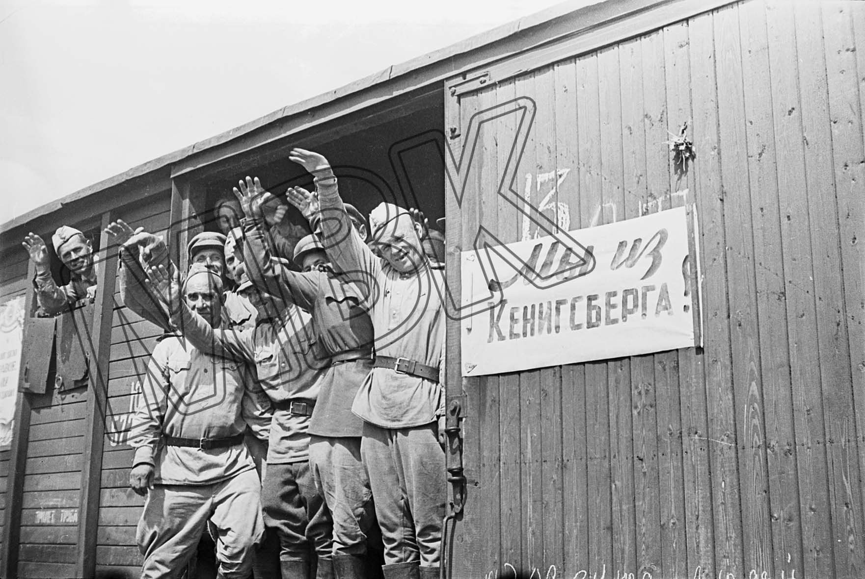 Fotografie: Sowjetische Soldaten kehren in ihre Heimat zurück, Ostpreußen, Juni 1945 (Museum Berlin-Karlshorst RR-P)