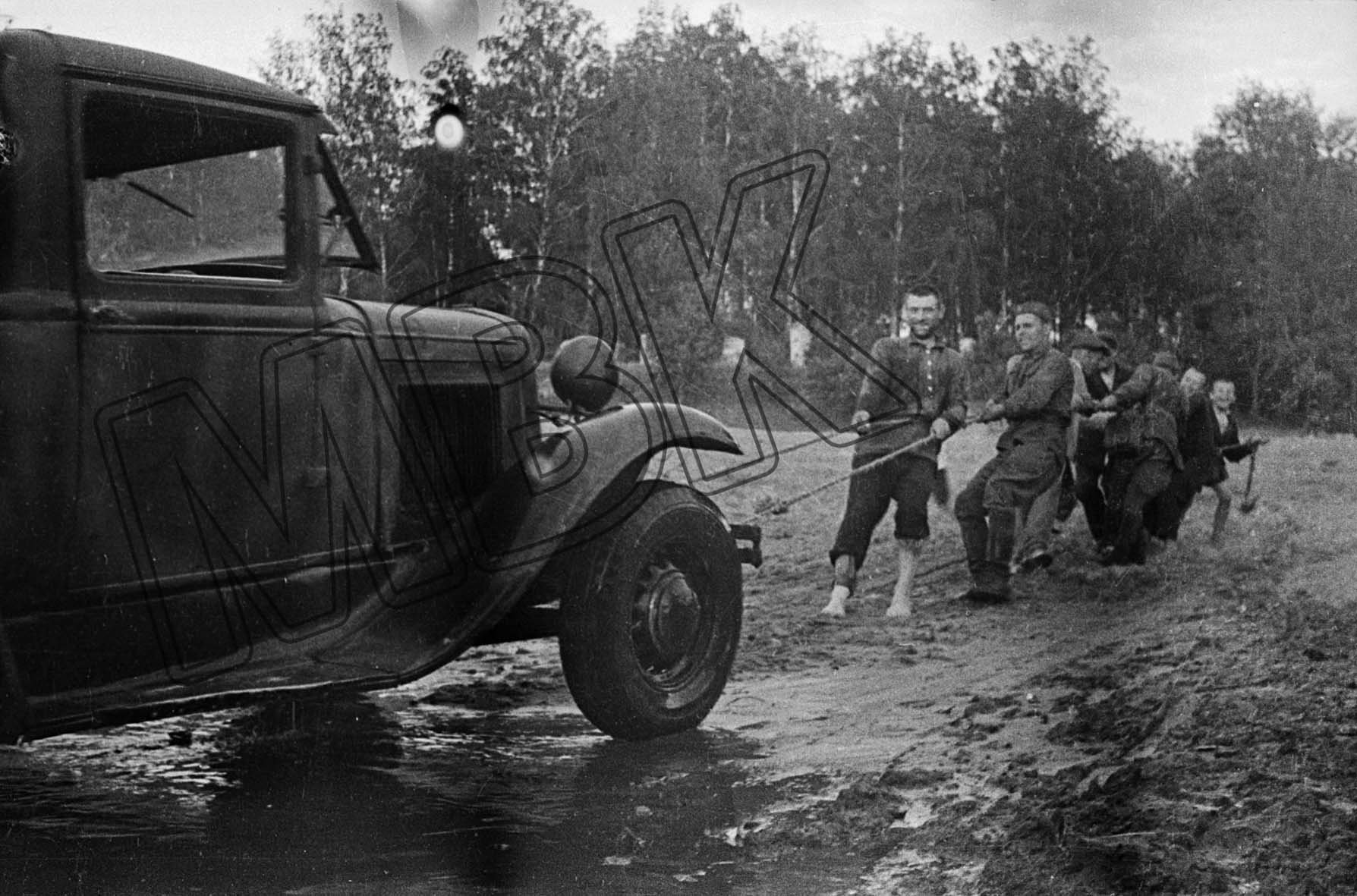 Fotografie: Bergung eines liegengebliebenes Fahrzeugs, Sowjetunion, 1941 (Museum Berlin-Karlshorst RR-P)