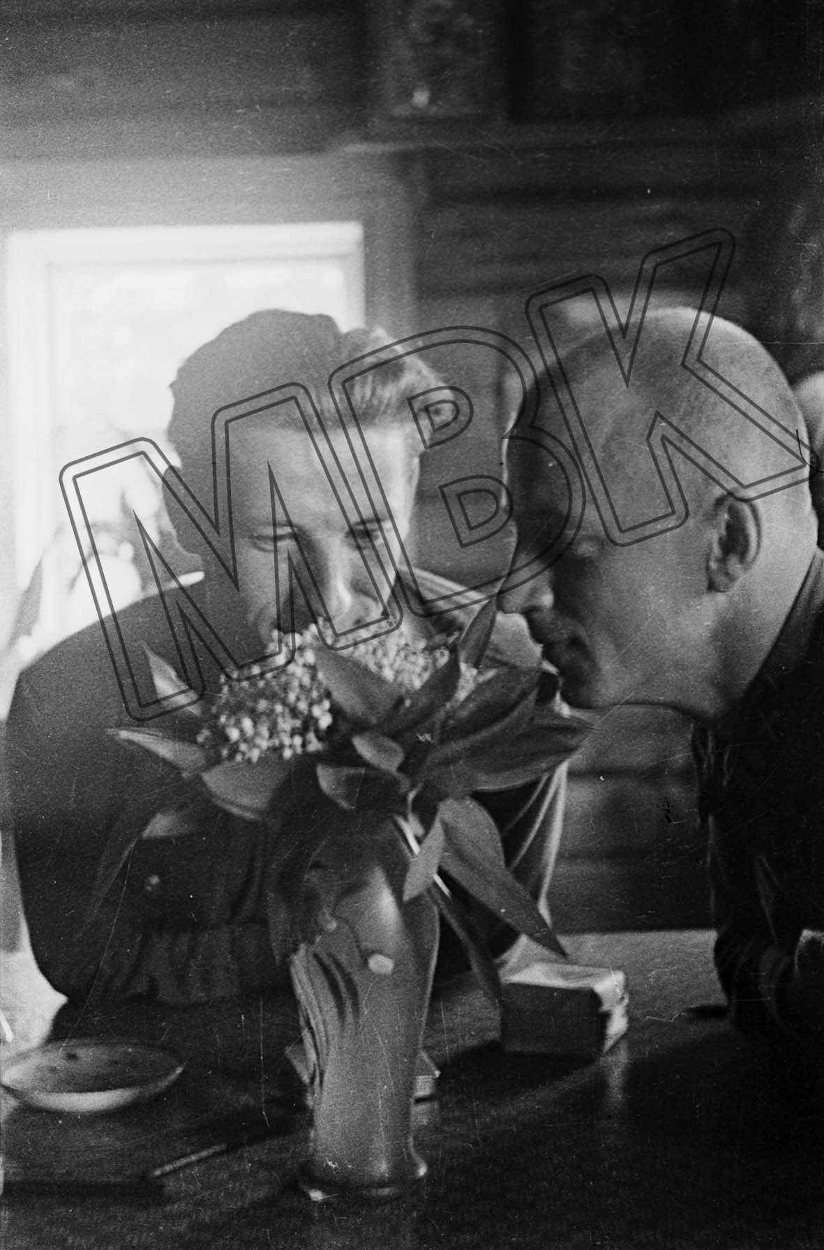 Fotografie: Zwei Soldaten über einem Blumenstrauß gebeugt, Sowjetunion, 1941 (Museum Berlin-Karlshorst RR-P)