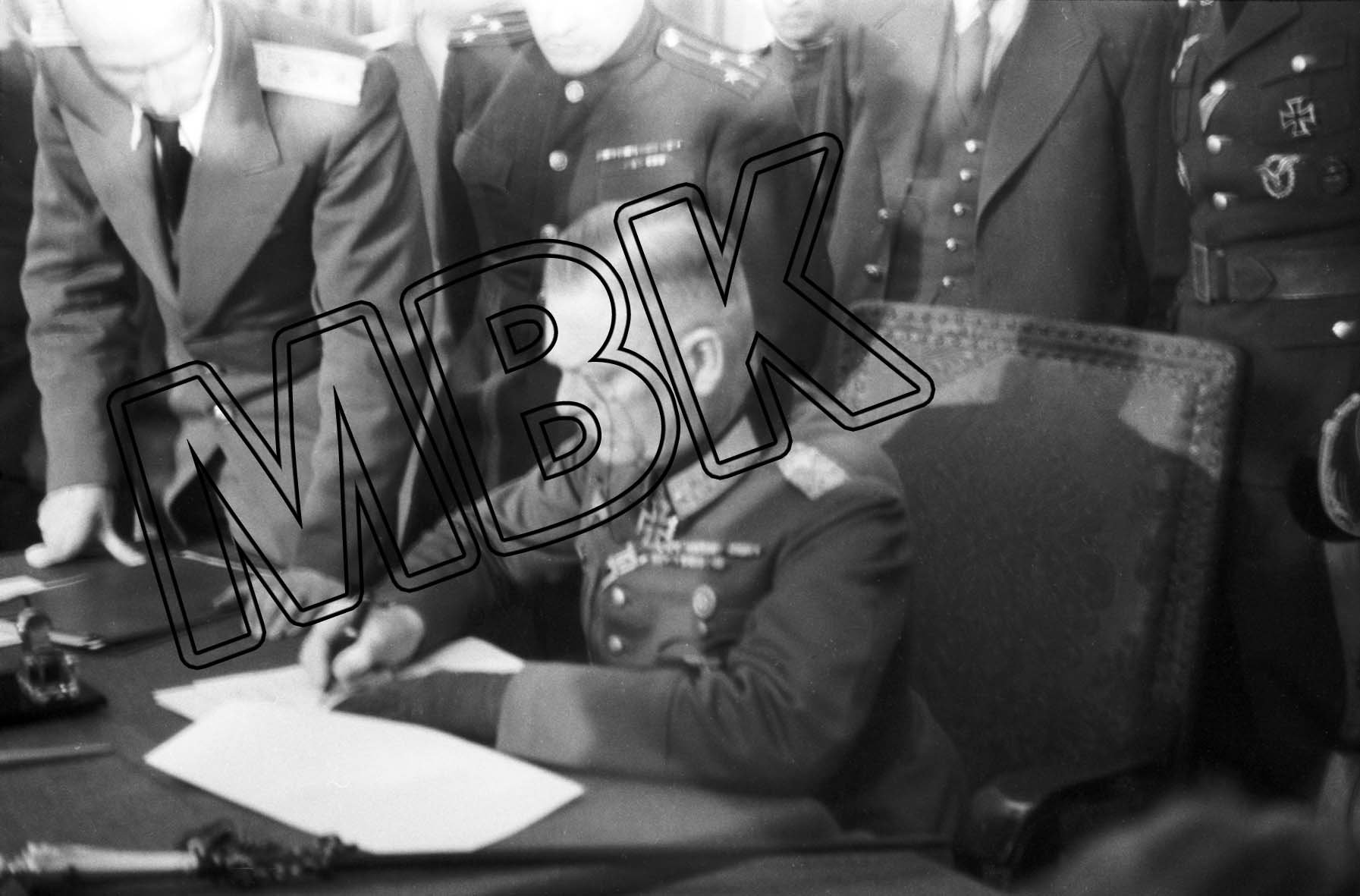 Fotografie: Generalfeldmarschall Keitel bei der Unterzeichnung der bedingungslosen Kapitulation, Berlin-Karlshorst, 8./9. Mai 1945 (Museum Berlin-Karlshorst RR-P)