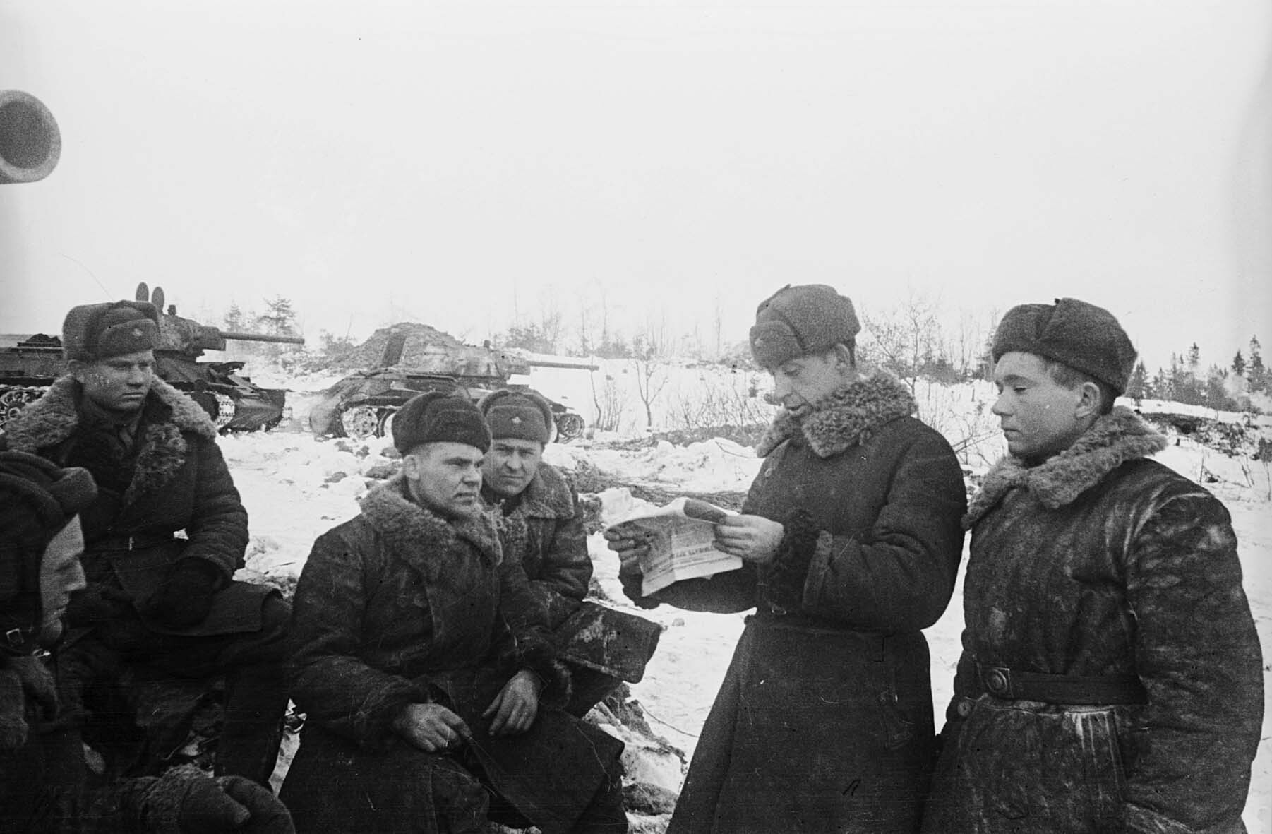 Fotografie: Politinformation in einem Panzerregiment der 1. Baltischen Front, 18. Februar 1944 (Museum Berlin-Karlshorst RR-P)