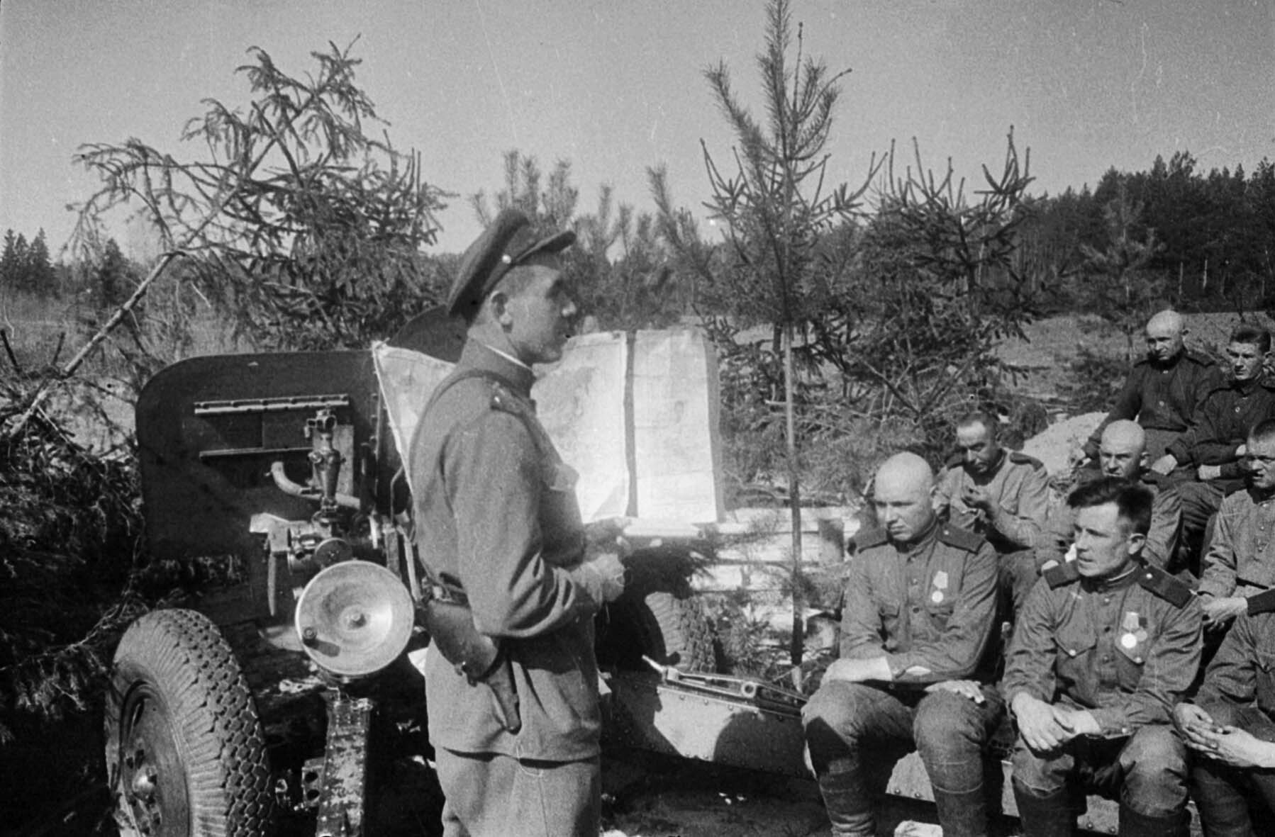 Politinformation in einer Artillerieabteilung der 1. Baltischen Front, 12. Mai 1944 (Museum Berlin-Karlshorst RR-P)