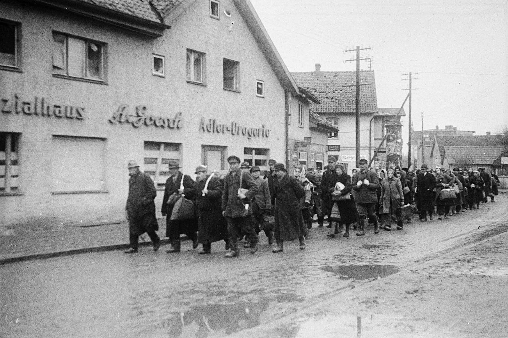 Kolonne von Zivilisten in einer litauischen Kleinstadt, Oktober 1944 (Museum Berlin-Karlshorst RR-P)