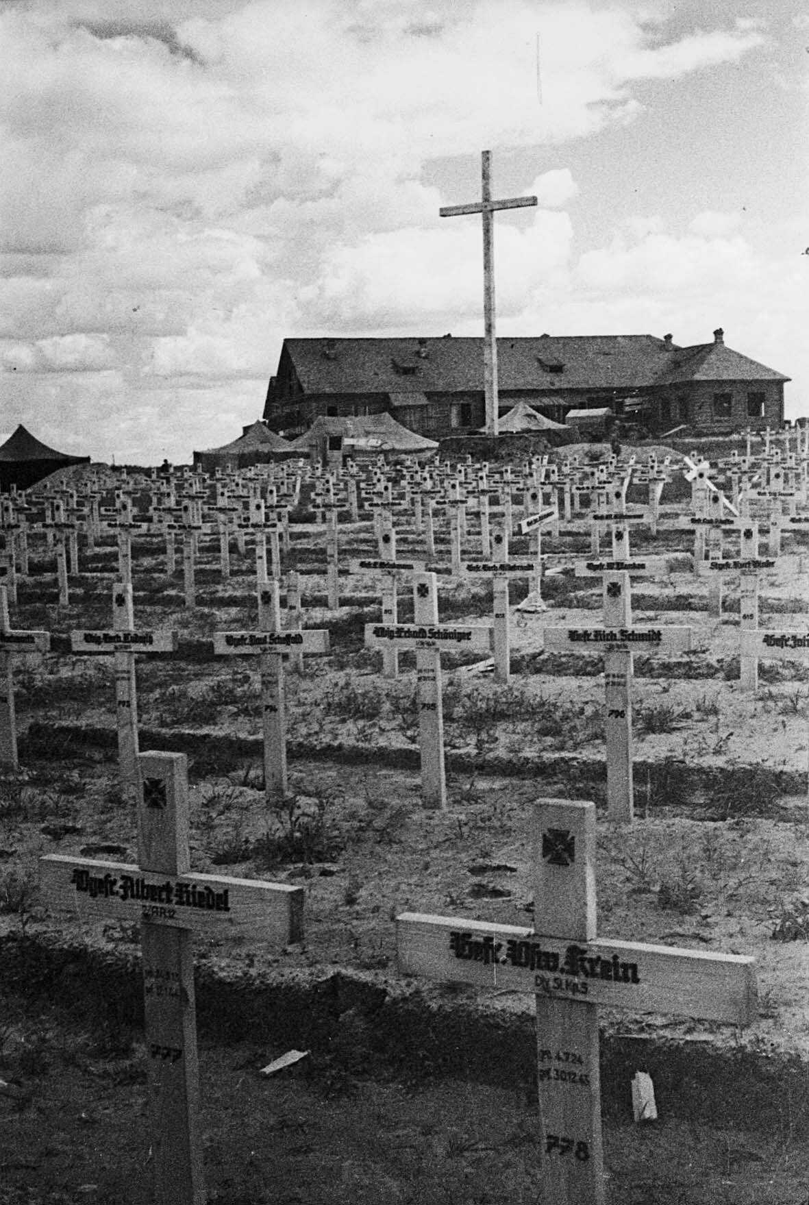 Deutscher Soldatenfriedhof, Litauen, 1944 (Museum Berlin-Karlshorst RR-P)