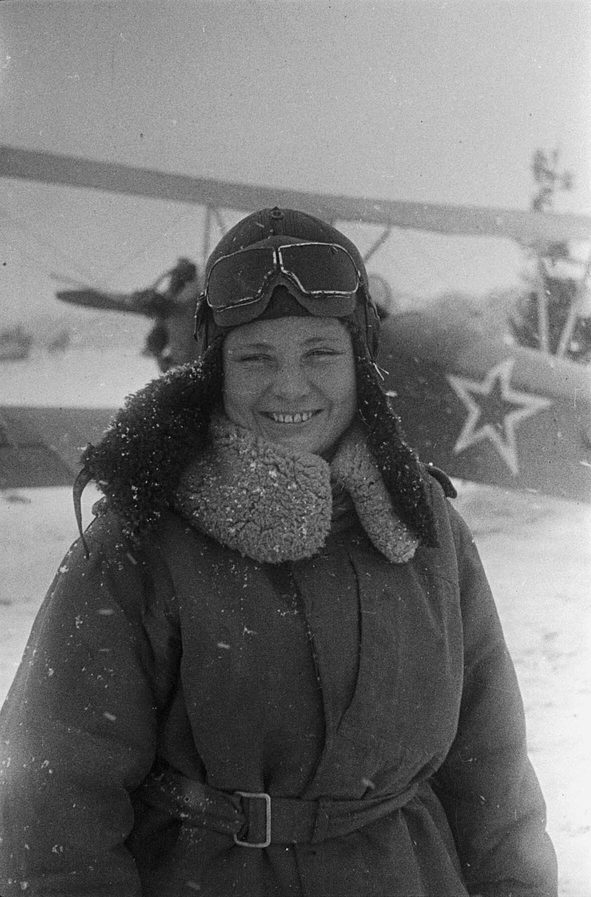 Feldwebel Marija Sokolova, Pilotin, 5. März 1945 (Museum Berlin-Karlshorst RR-P)