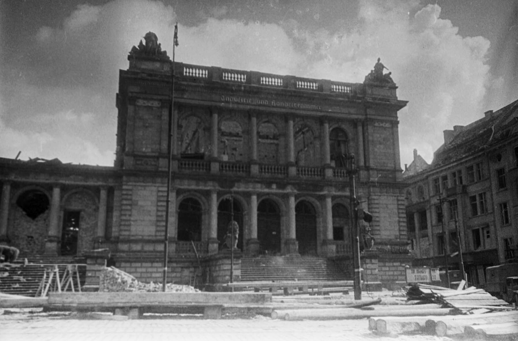 Beschädigtes Gebäude der Neuen Börse in Königsberg, 14. April 1945 (Museum Berlin-Karlshorst RR-P)