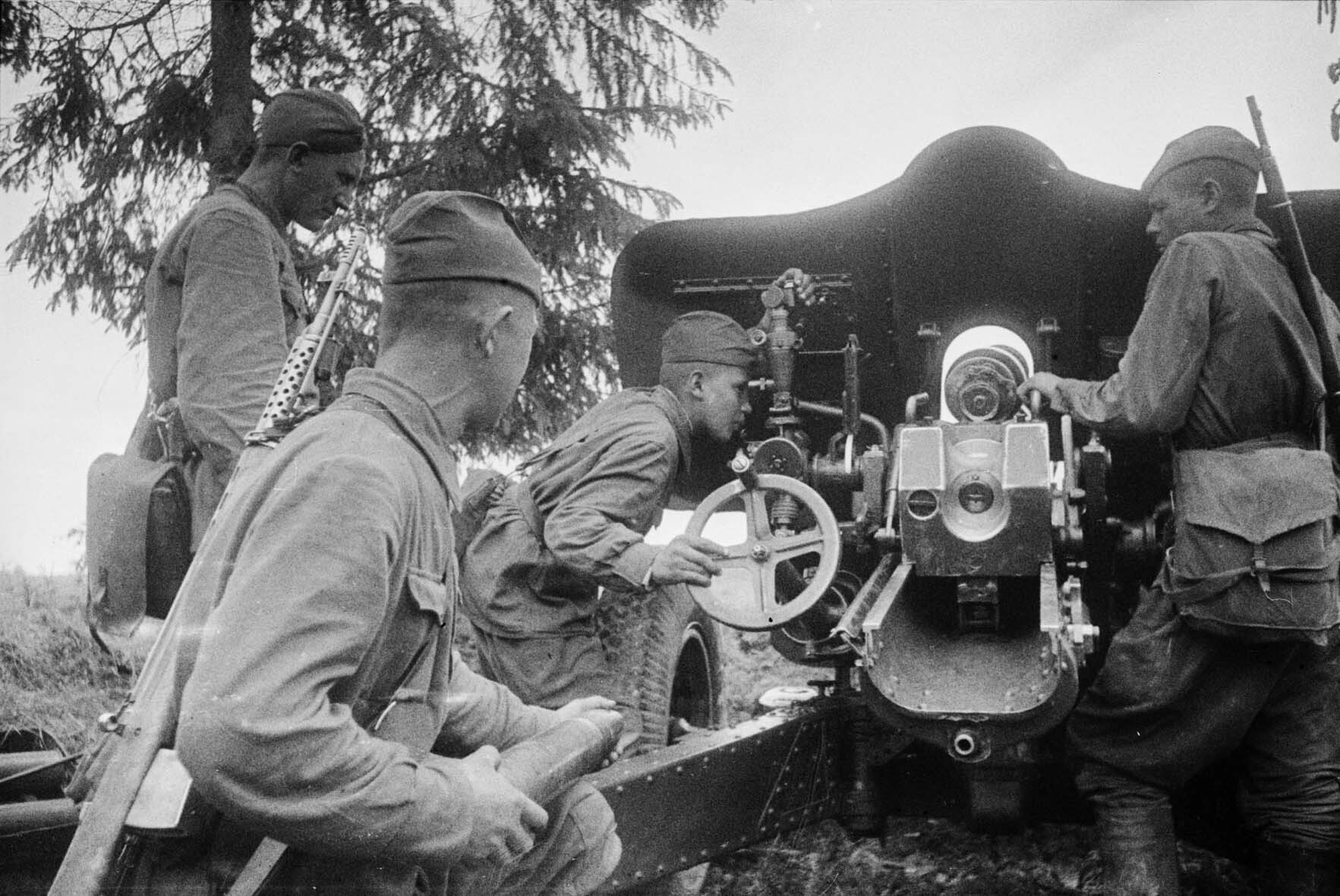 Sowjetische Geschützbedienung im Gefecht, Kalininer Front, Juli 1941 (Museum Berlin-Karlshorst RR-P)