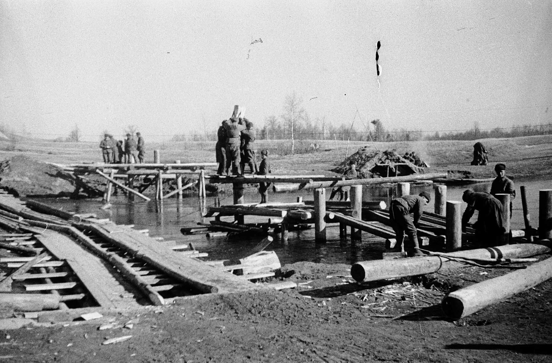Bau einer Brücke durch Pioniere, Kalininer Front, 14, April 1943 (Museum Berlin-Karlshorst RR-P)