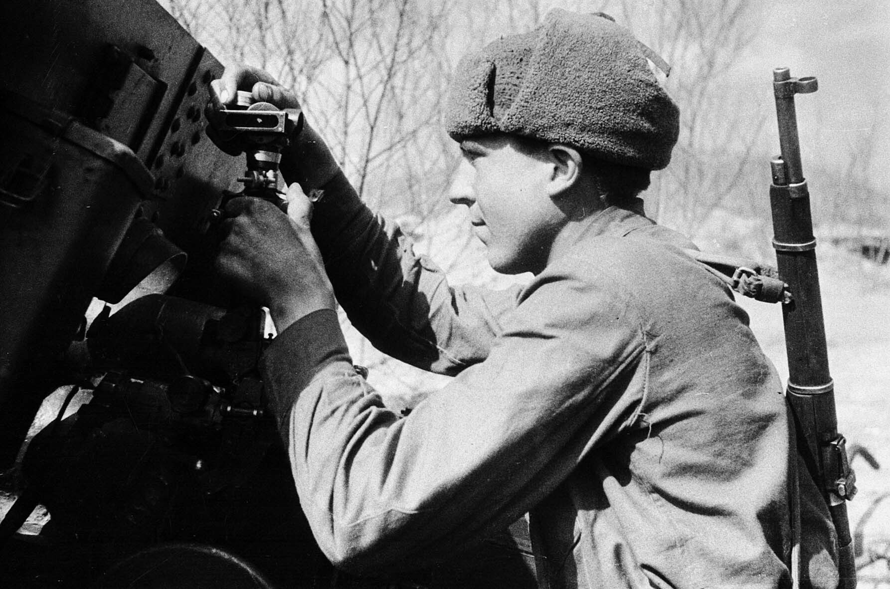 Richtschütze des 28. Artillerieregiments, Kalininer Front, 22. April 1943 (Museum Berlin-Karlshorst RR-P)