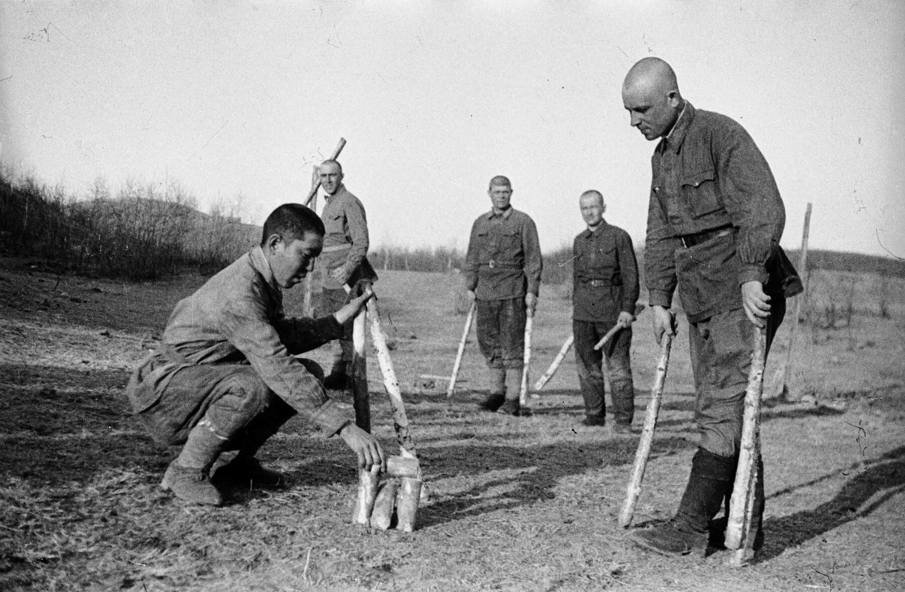 Sowjetische Soldaten beim "Gorodki"-Spiel, 23. April 1943 (Museum Berlin-Karlshorst RR-P)
