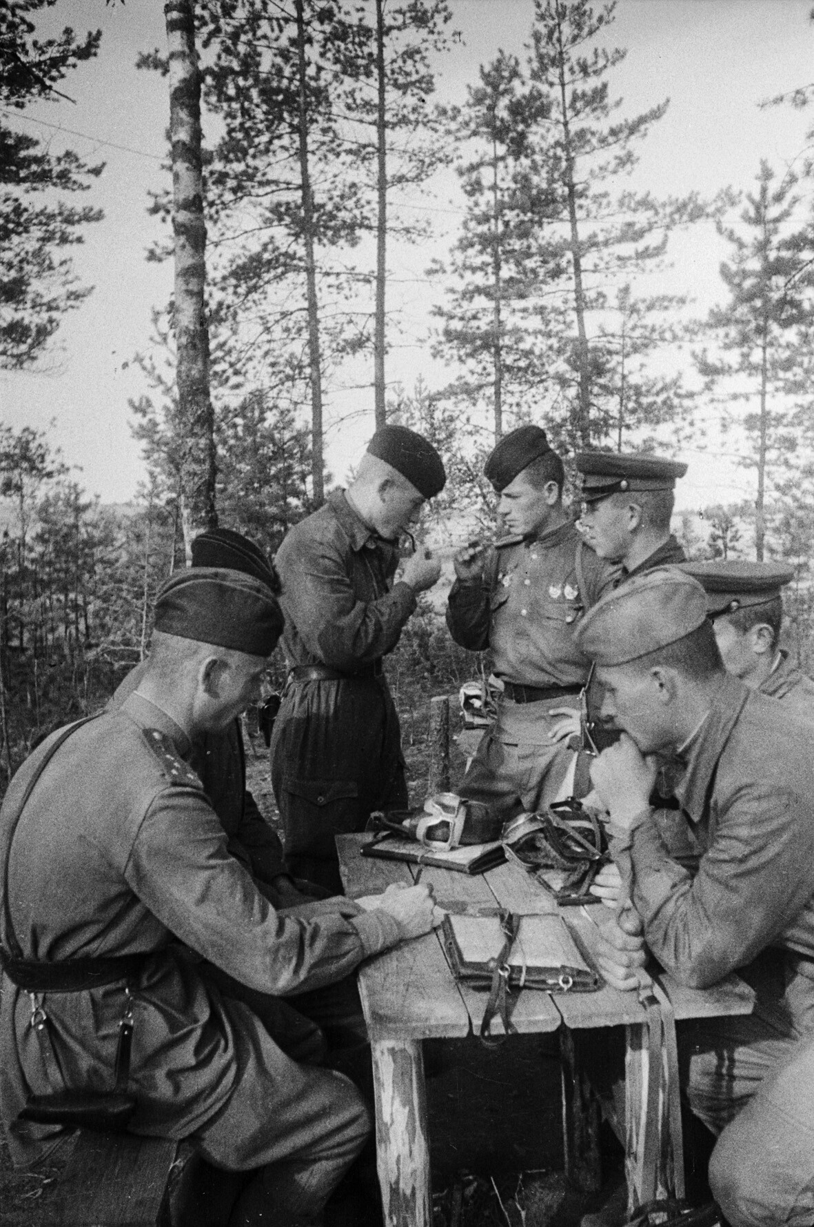 Fotografie: Befehlsausgabe an die Besatzung einer Fliegerstaffel, Kalininer Front, 3. August 1943 (Museum Berlin-Karlshorst RR-P)
