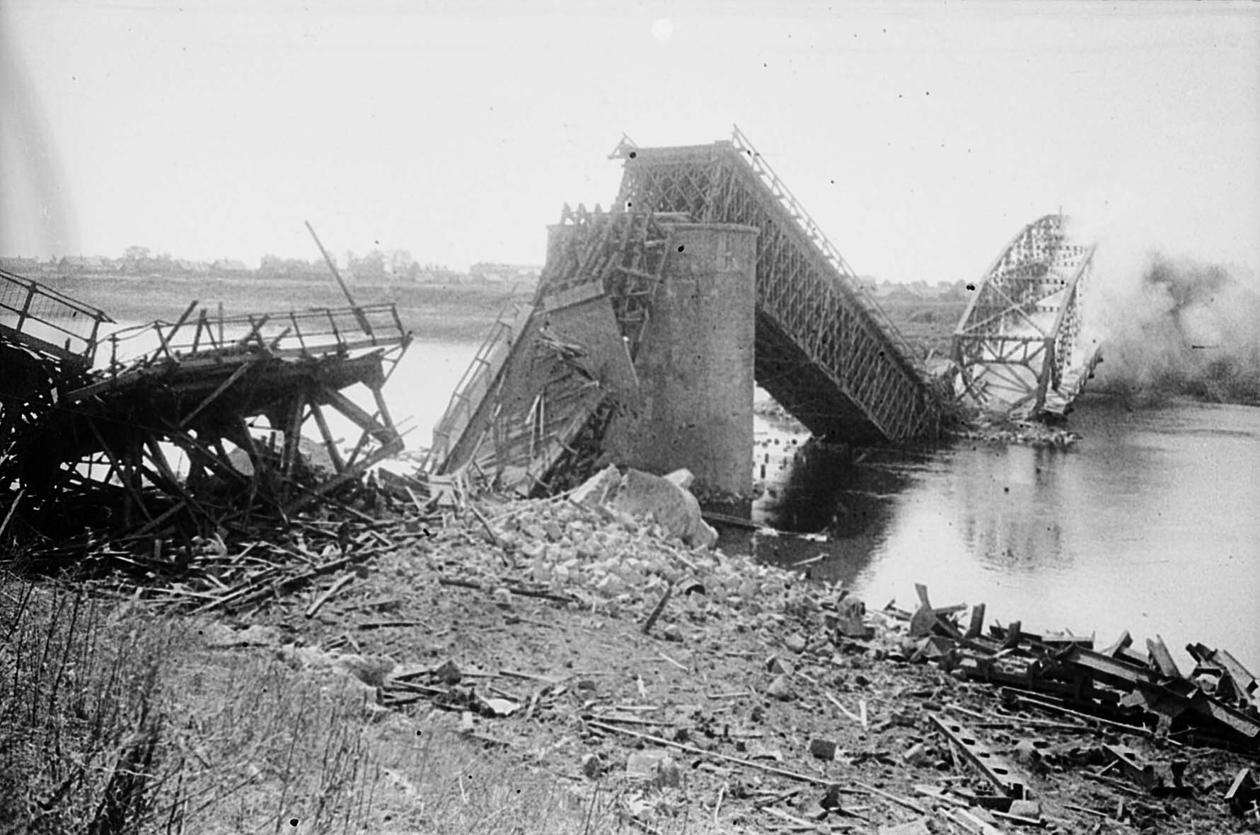 Fotografie: Eine zerstörte Brücke über die Westliche Düna bei Polozk, Belarus, 4. Juli 1944 (Museum Berlin-Karlshorst RR-P)