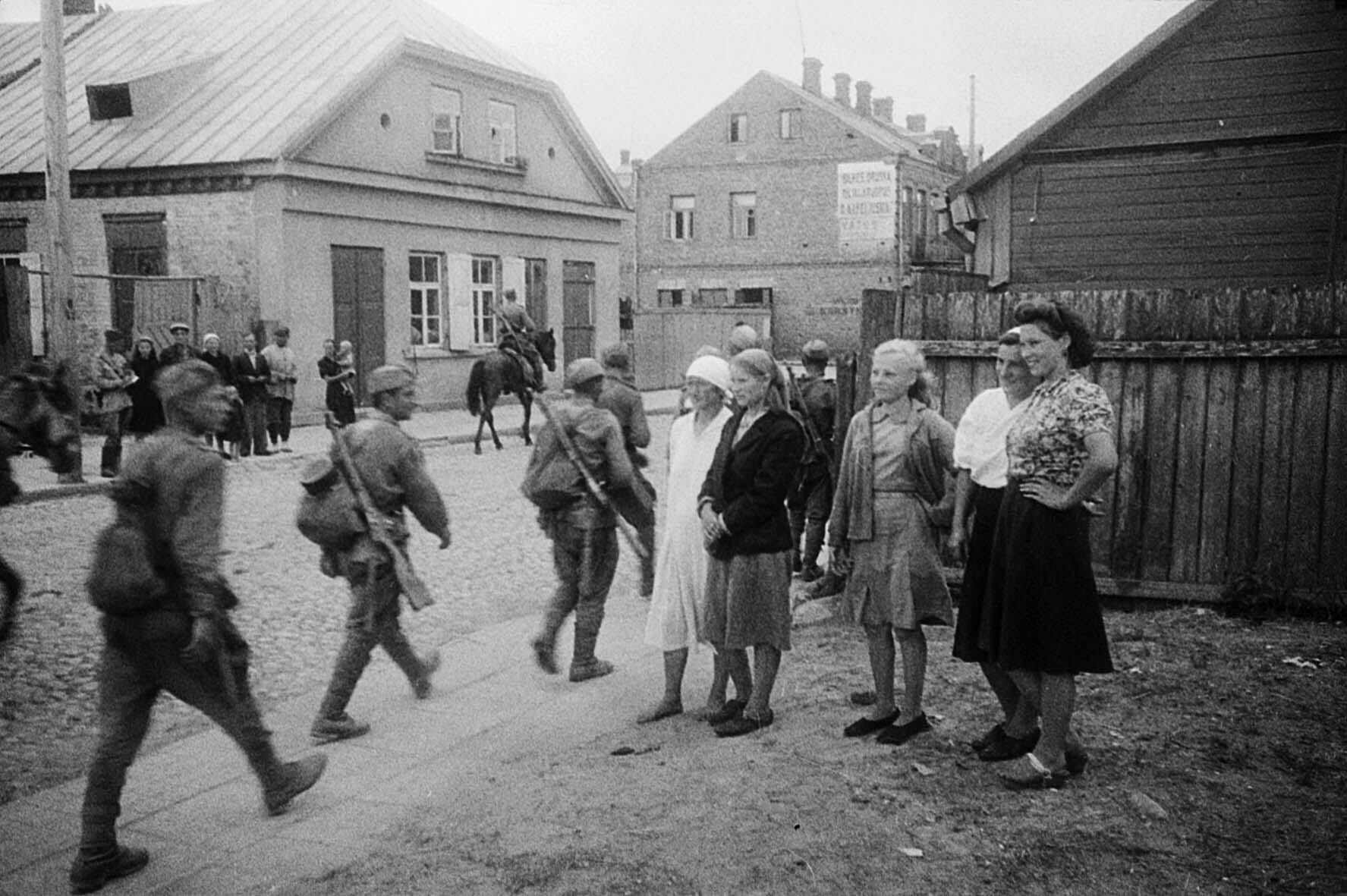 Fotografie: Zivilbevölkerung und sowjetische Truppen, Panevezys, Litauen, 23. Juli 1944 (Museum Berlin-Karlshorst RR-P)