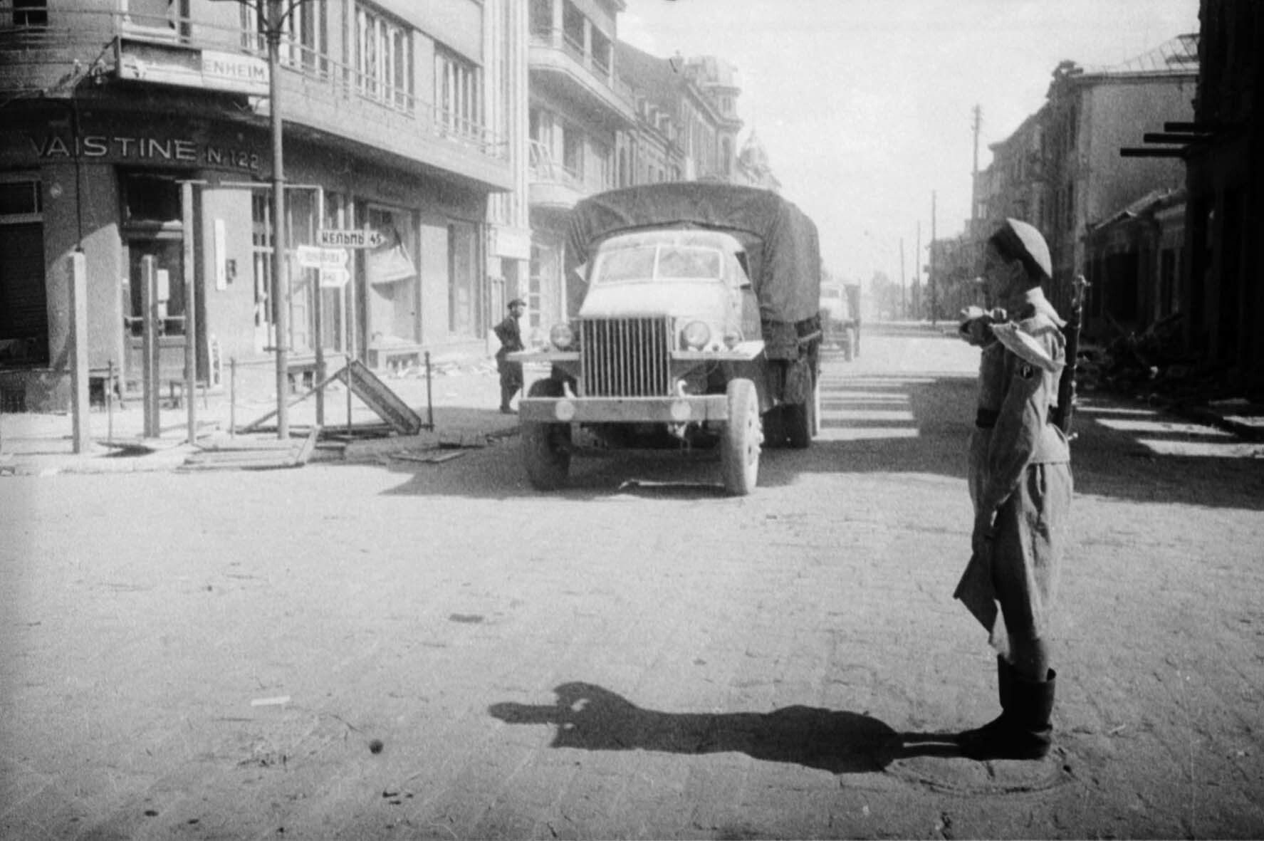 Fotografie: Rotarmistin als Verkehrsreglerin in Šiauliai, Litauen, 27. Juli 1944 (Museum Berlin-Karlshorst RR-P)