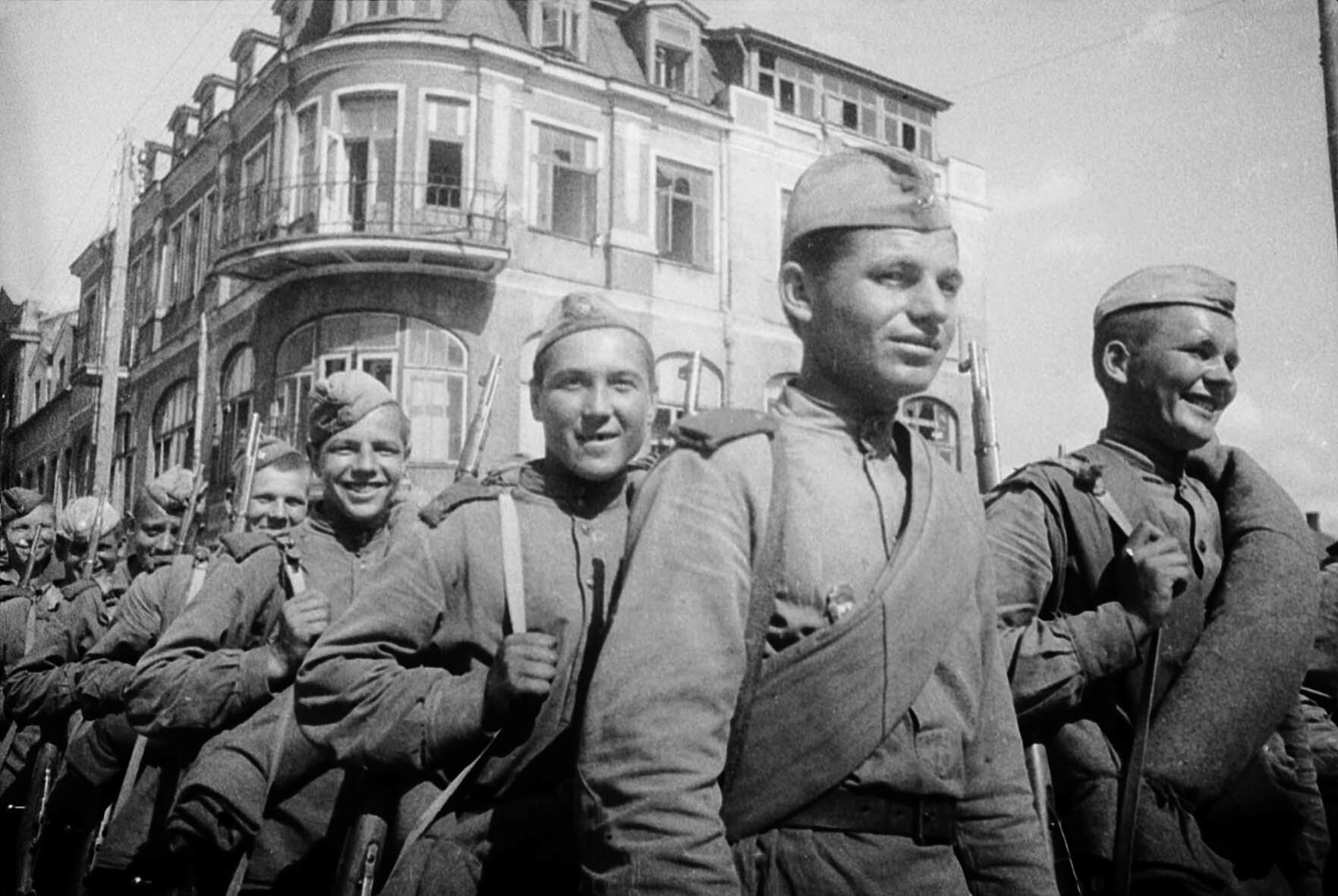 Fotografie: Rotarmisten marschieren durch Šiauliai, Litauen, Juli 1944 (Museum Berlin-Karlshorst RR-P)