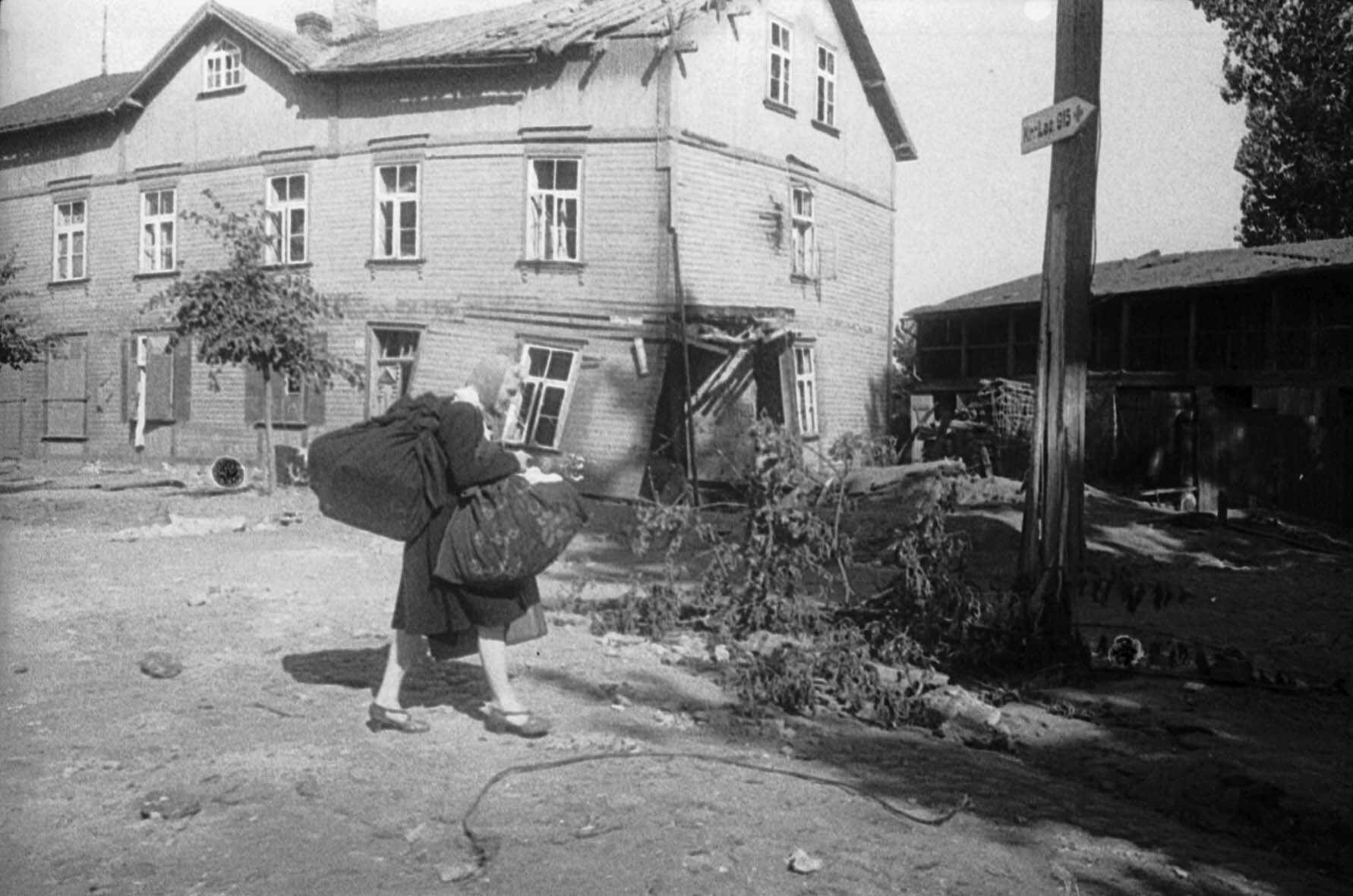 Fotografie: Rückehr nach Jelgava, Lettland, 1. August 1944 (Museum Berlin-Karlshorst RR-P)