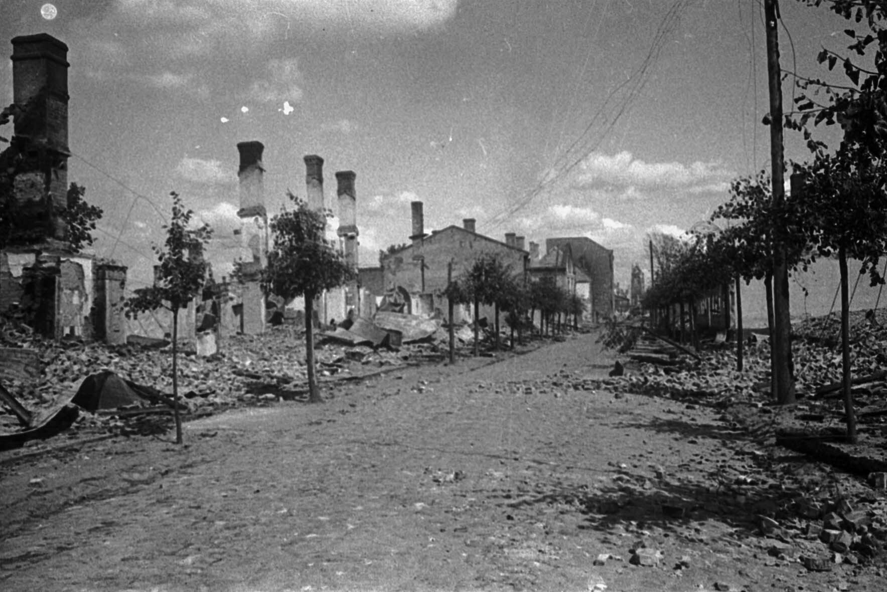 Fotografie: Zerstörungen in Jelgava, Lettland, 1. August 1944 (Museum Berlin-Karlshorst RR-P)