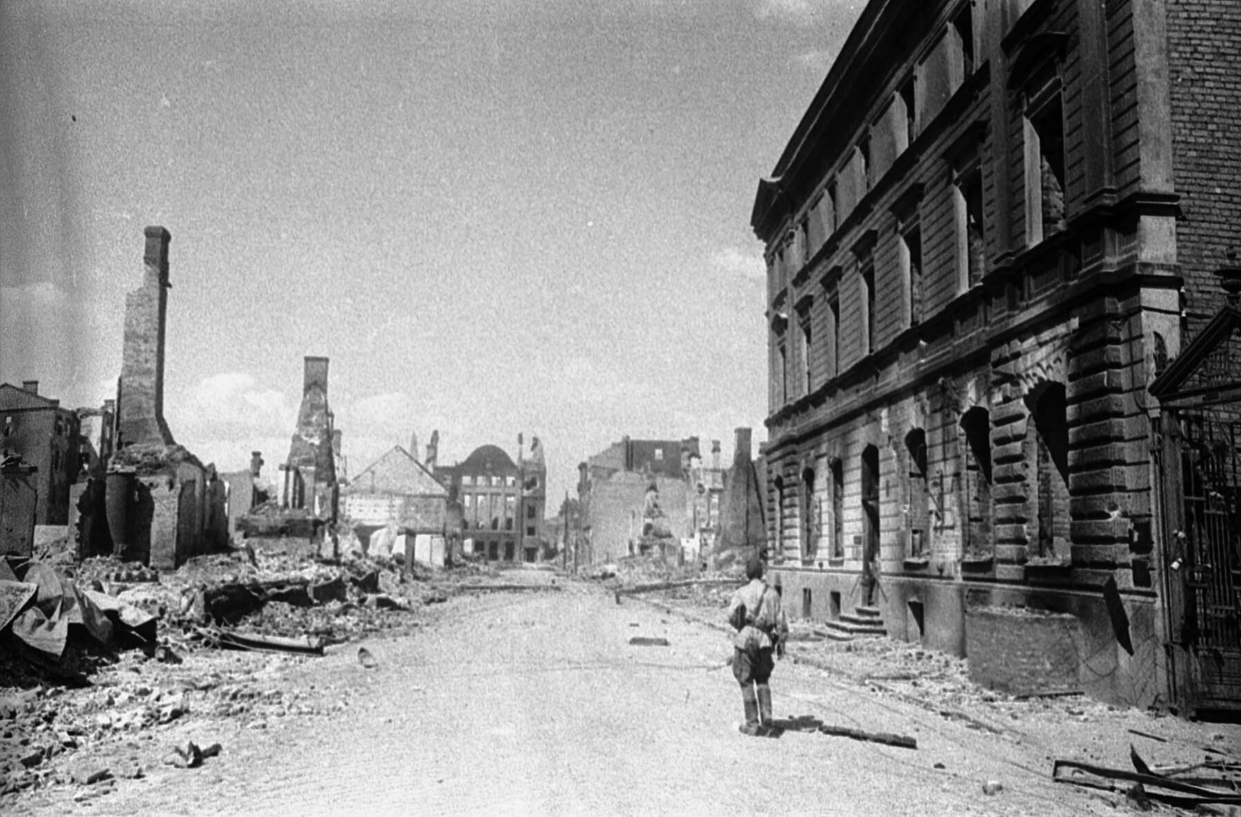 Fotografie: Zerstörungen in Mitau (Jelgava), Lettland, 1. August 1944 (Museum Berlin-Karlshorst RR-P)