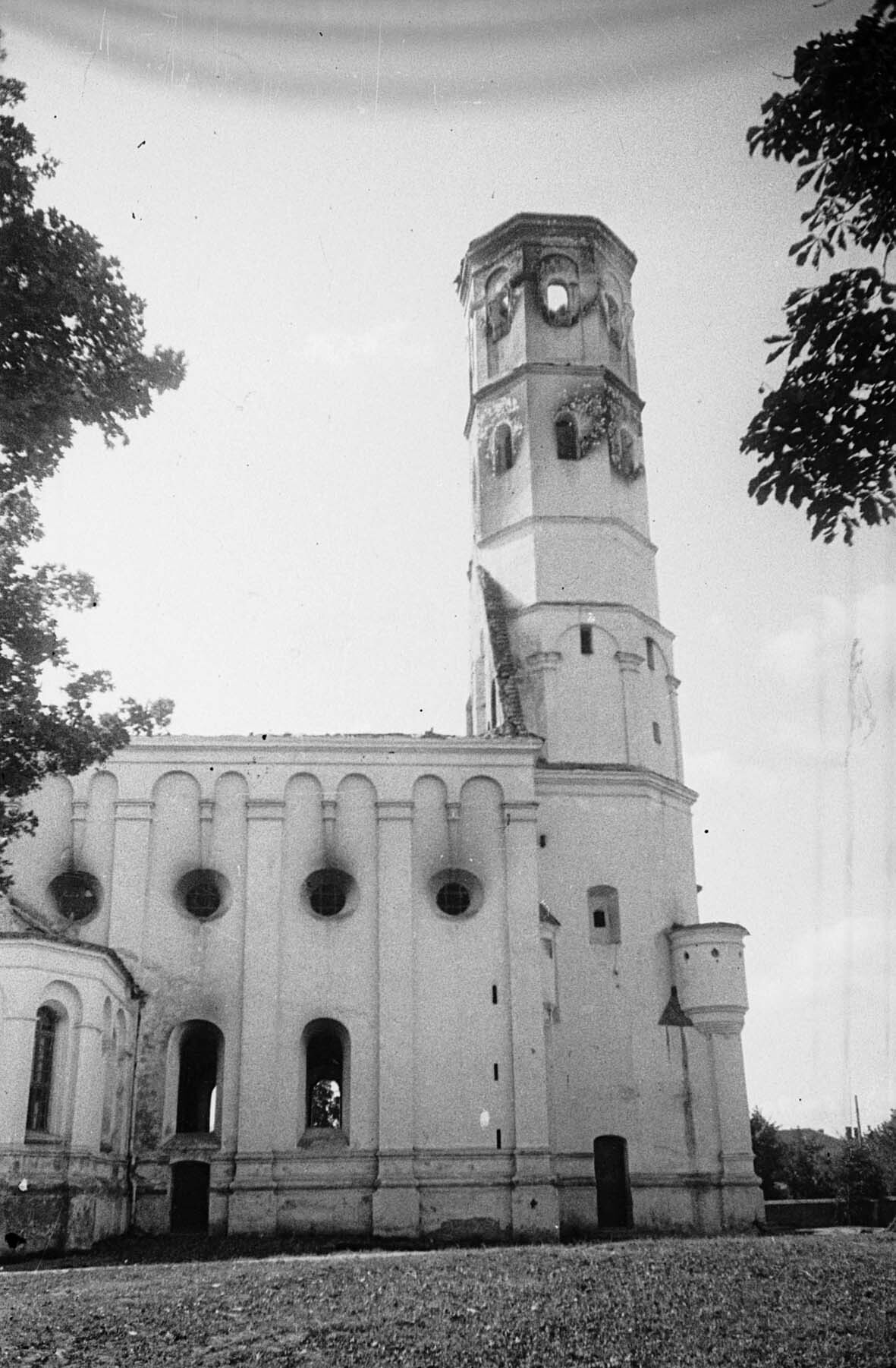 Fotografie: Niedergebrannte Kirche in Šiauliai, 16. August 1944 (Museum Berlin-Karlshorst RR-P)