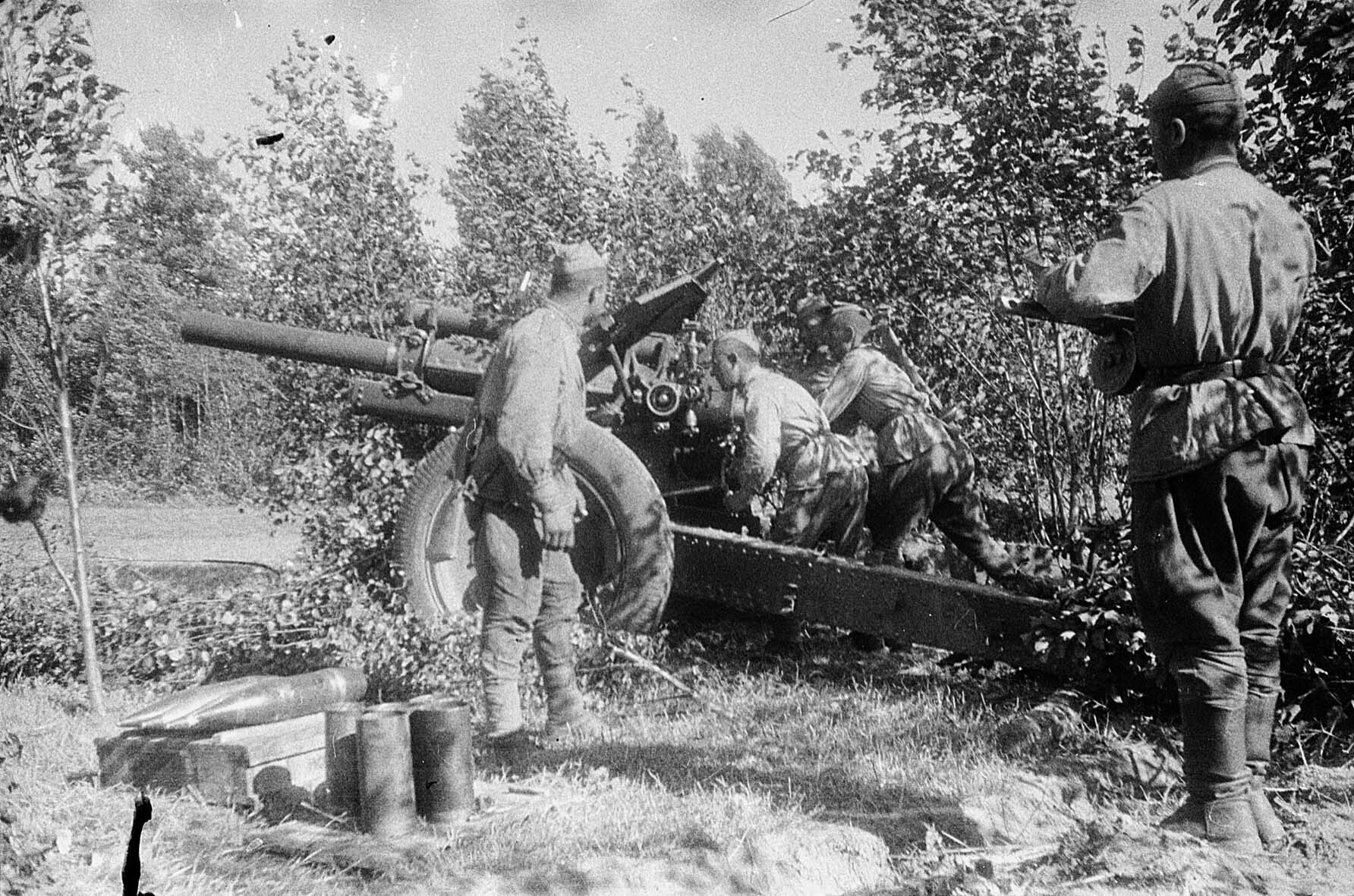 Sowjetische Geschützbedienung im Gefecht, 1. Baltische Front, 17. September 1944 (Museum Berlin-Karlshorst RR-P)