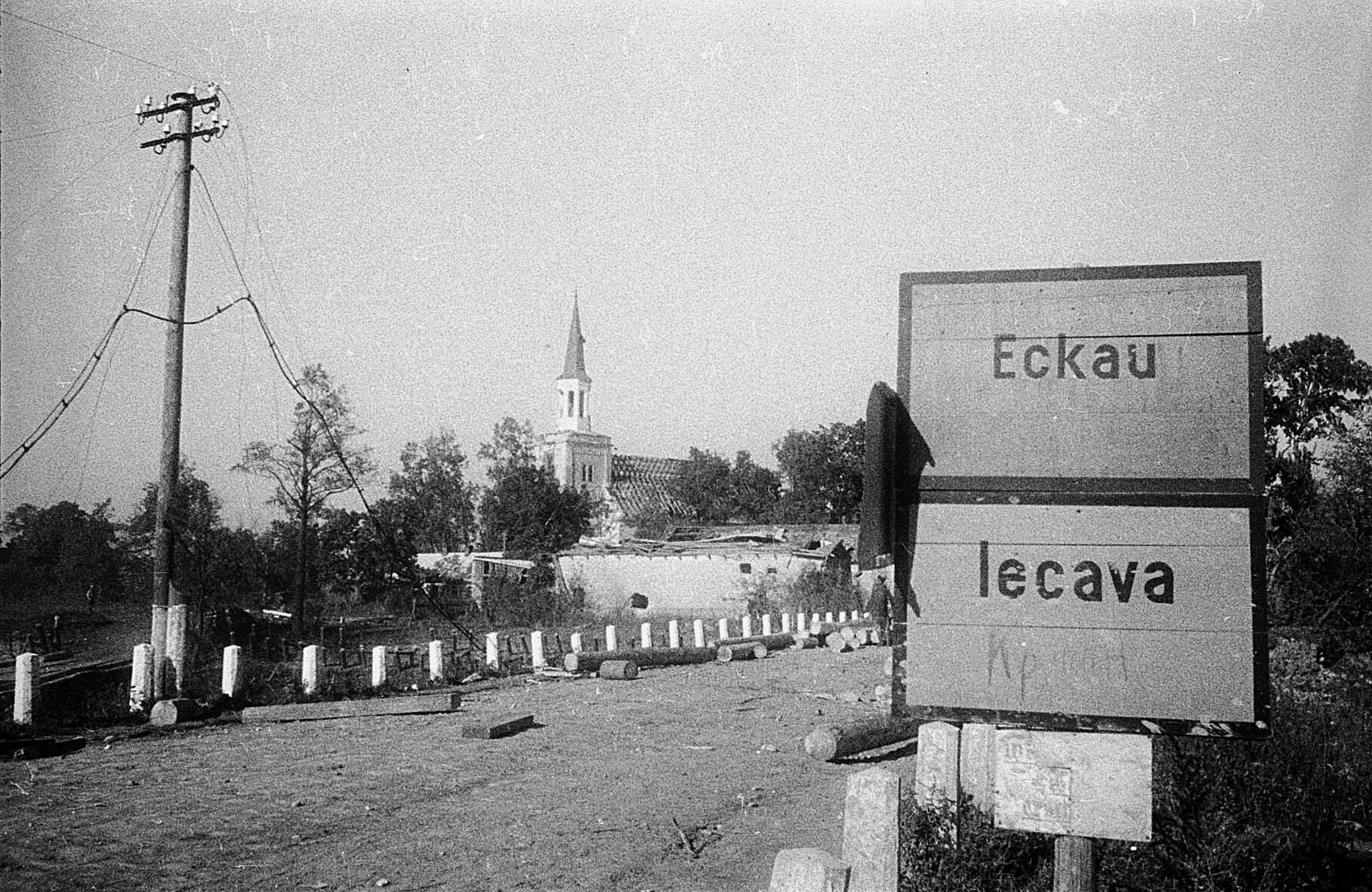 Ortsnamenschild der lettischen Stadt Iecava, 20.September 1944 (Museum Berlin-Karlshorst RR-P)