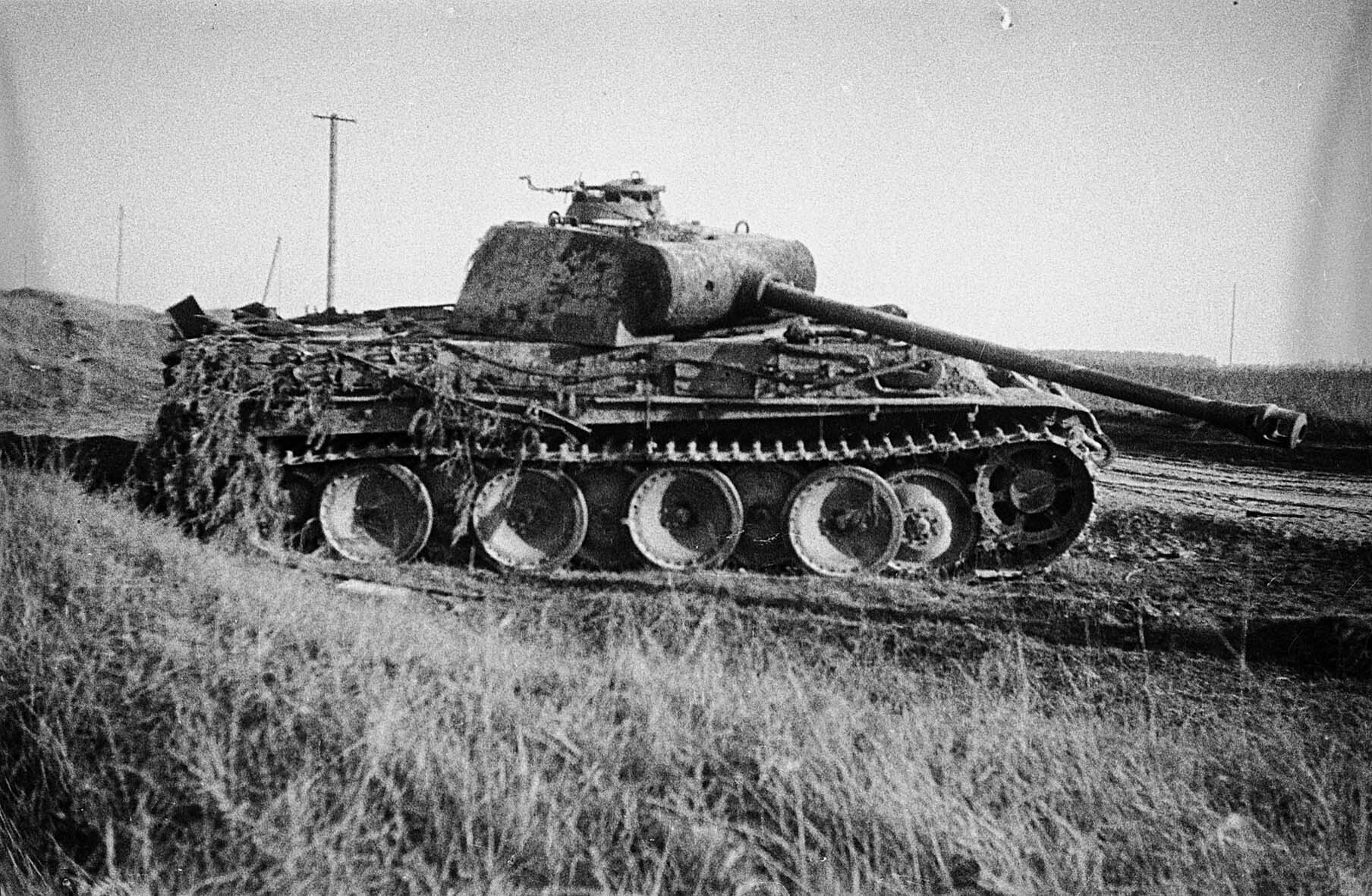 Abgeschossener deutscher Panzer, bei Iecava, Lettland, 21. September 1944 (Museum Berlin-Karlshorst RR-P)
