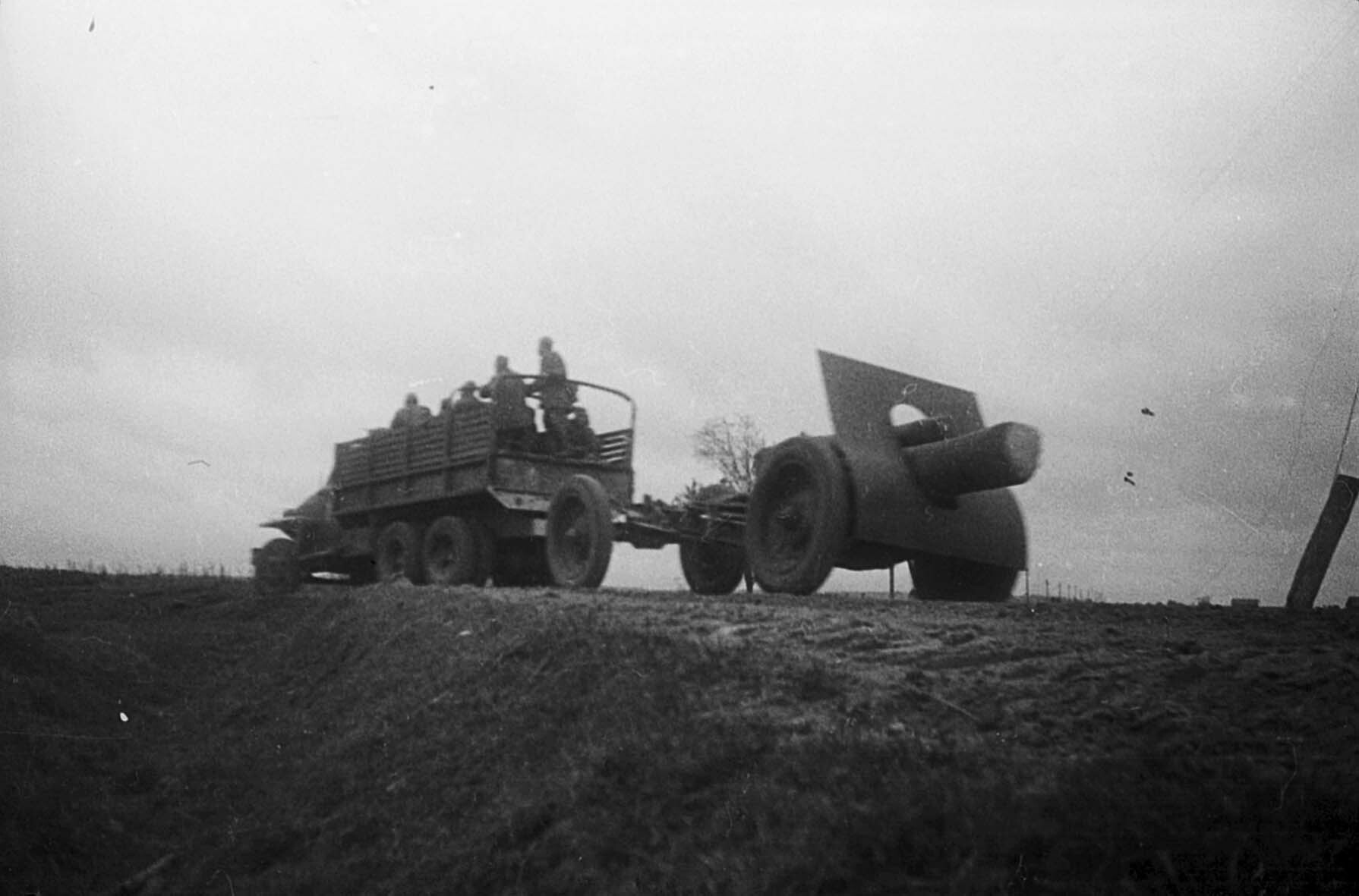 Geschütz auf dem Vormarsch, 1. Baltische Front, 7. Oktober 1944 (Museum Berlin-Karlshorst RR-P)