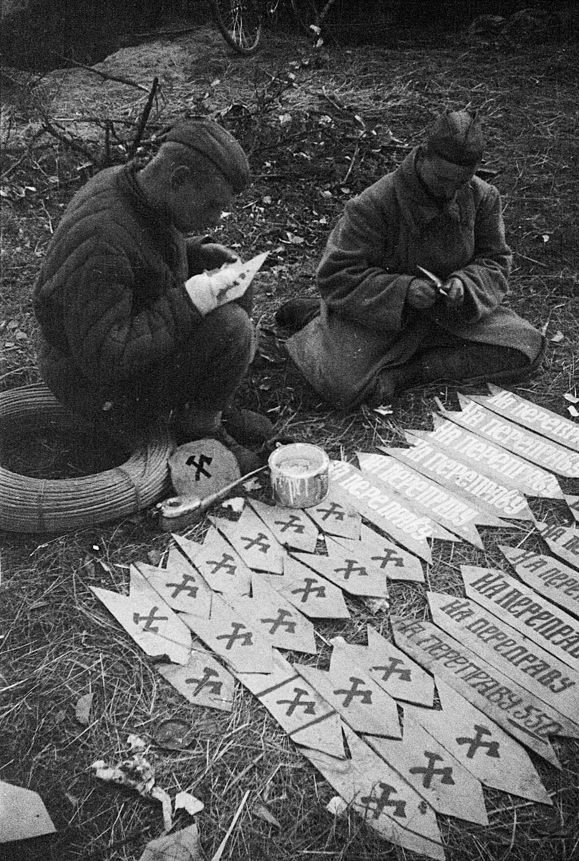 Sowjetische Pioniere fertigen Wegweiser für die Übersetzstellen über die Memel an, 1. Baltische Front, 25. Oktober 1944 (Deutsch-Russisches Museum Berlin-Karlshorst RR-P)
