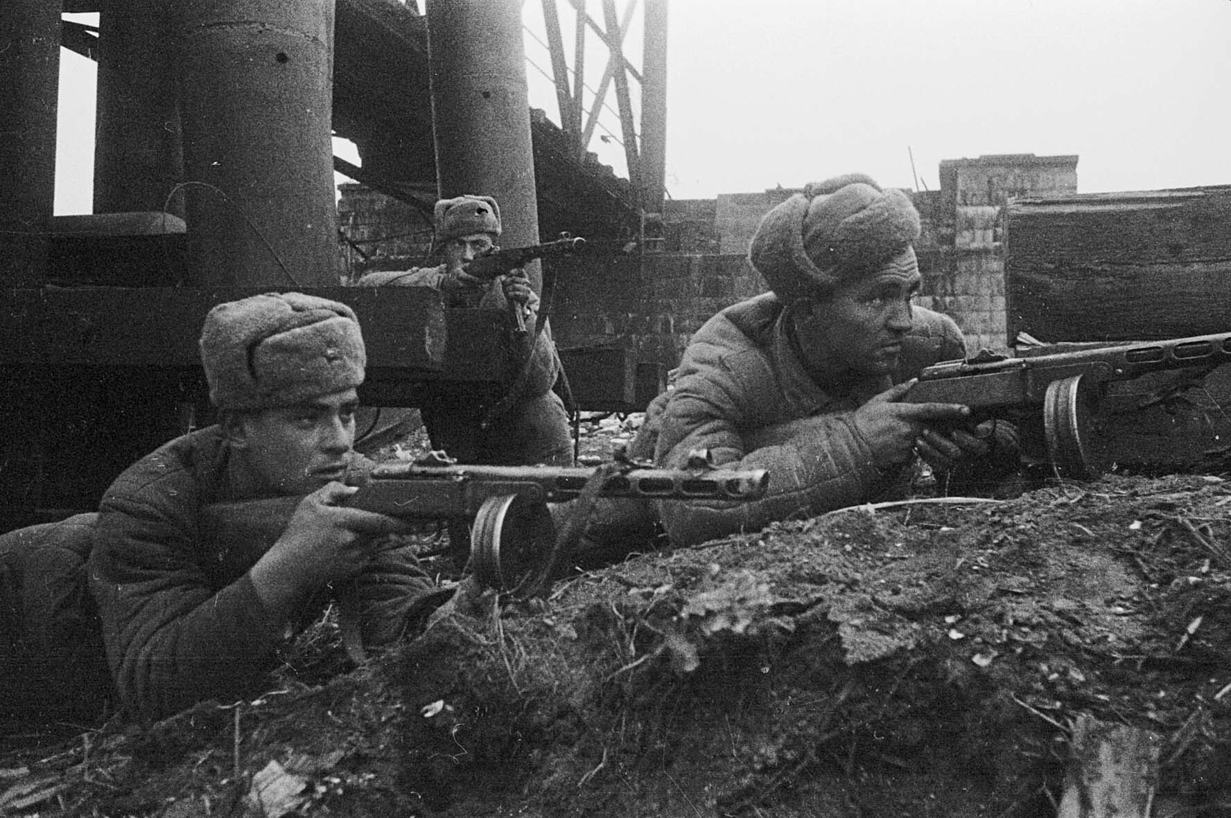 Sowjetische MPi-Schützen an einer Eisenbahnbrücke über den Neman (Memel), 1. Baltische Front, 25. Oktober 1944 (Deutsch-Russisches Museum Berlin-Karlshorst RR-P)