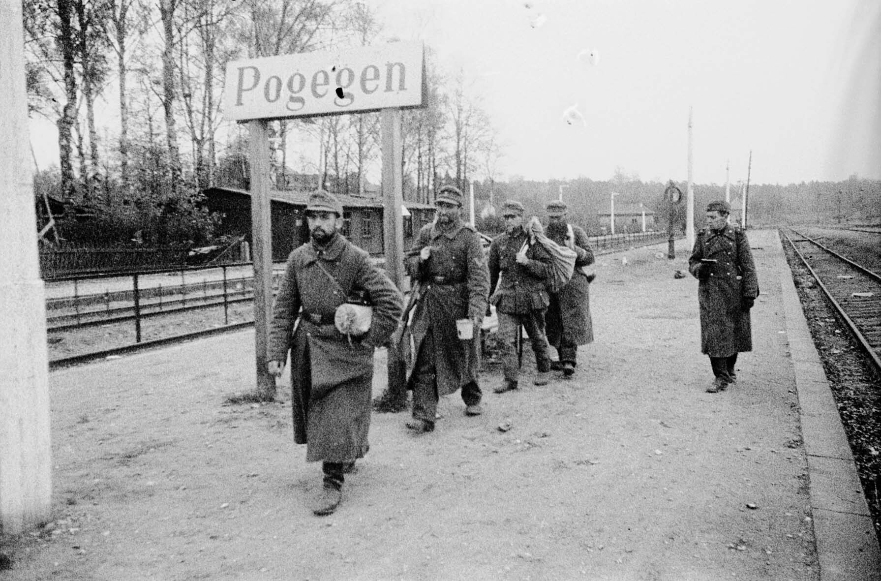 Deutsche Soldaten gehen in Gefangenschaft, Bahnhof Pogegen, Ostpreußen, 26. Oktober 1944 (Museum Berlin-Karlshorst RR-P)