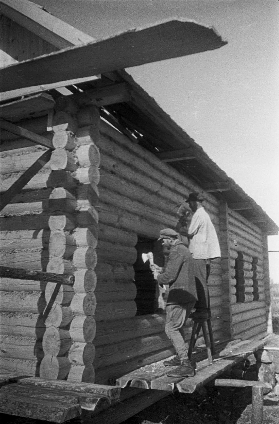 Bau eines neuen Holzhauses in Nevel, Gebiet Pskov, 3. Oktober 1944 (Museum Berlin-Karlshorst RR-P)