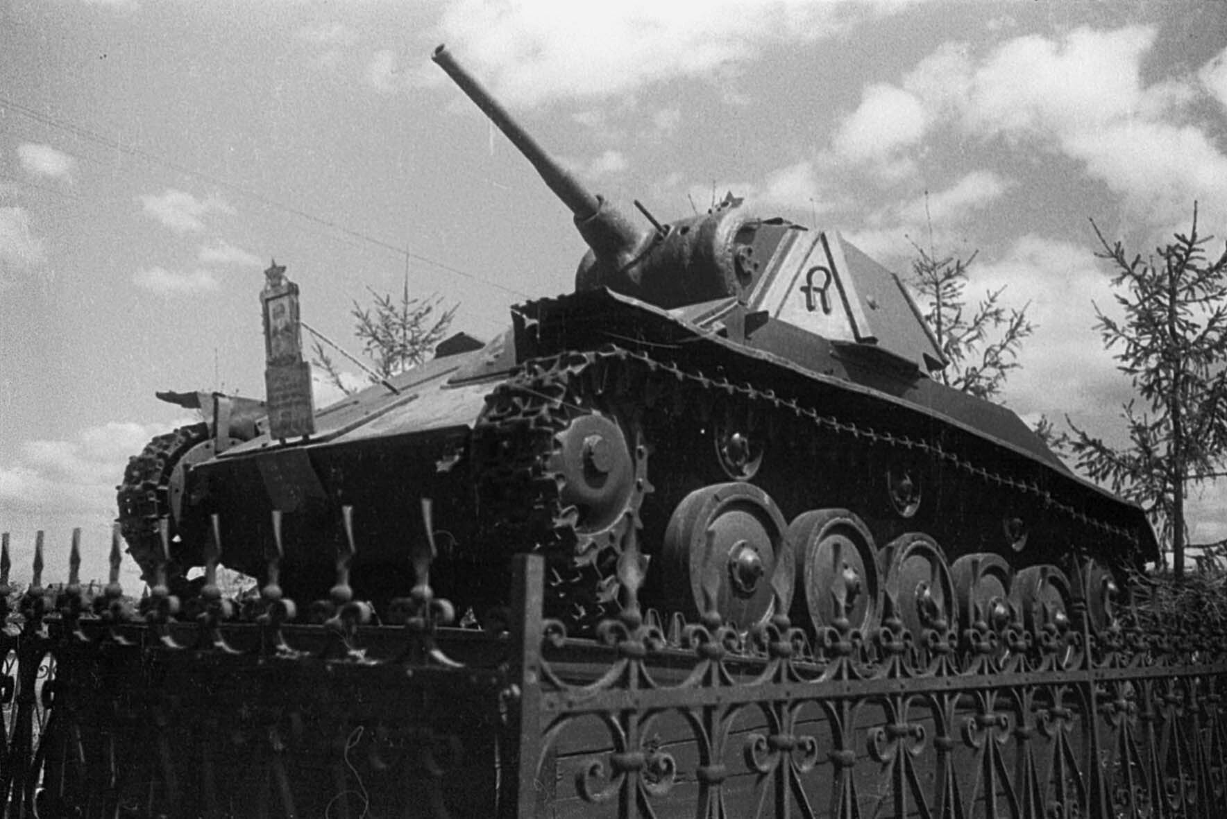 Panzerdenkmal auf sowjetischem Soldatenfriedhof, Gebiet Pskov, Oktober 1944 (Museum Berlin-Karlshorst RR-P)