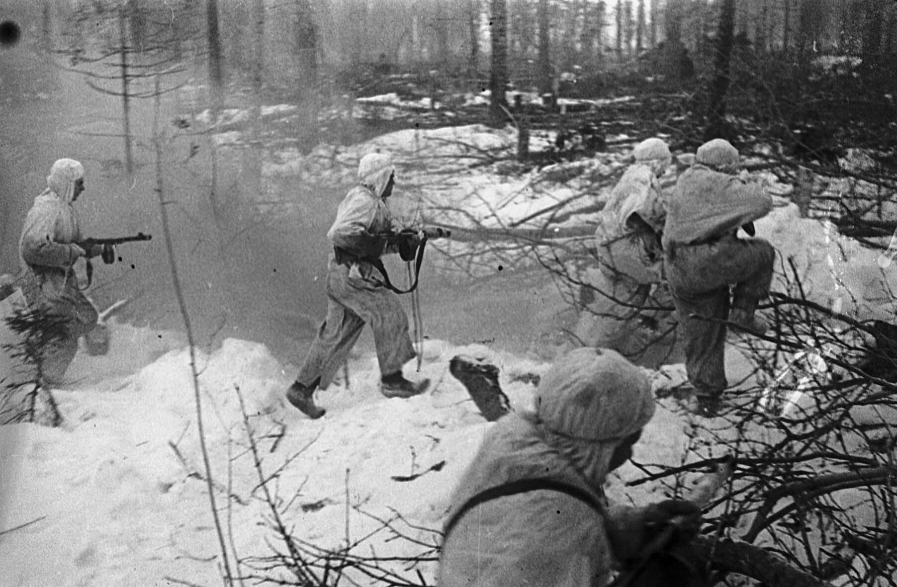 Aufklärer beim Durchkämmen eines Waldes, 1. Baltische Front, 17. Februar 1944 (Museum Berlin-Karlshorst RR-P)